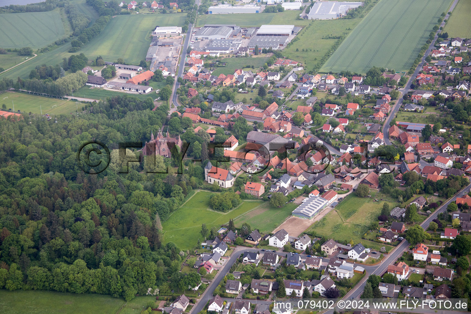 Luftbild von Dorf - Ansicht am Rande von landwirtschaftlichen Feldern und Nutzflächen im Ortsteil Hastenbeck in Hameln im Bundesland Niedersachsen, Deutschland