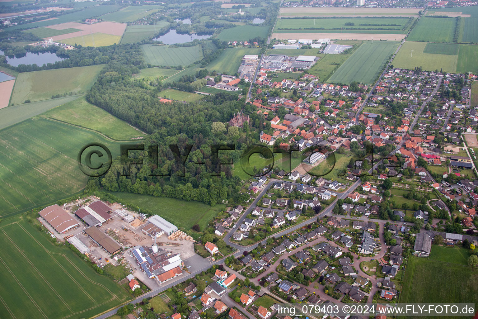 Luftaufnahme von Dorf - Ansicht am Rande von landwirtschaftlichen Feldern und Nutzflächen im Ortsteil Hastenbeck in Hameln im Bundesland Niedersachsen, Deutschland