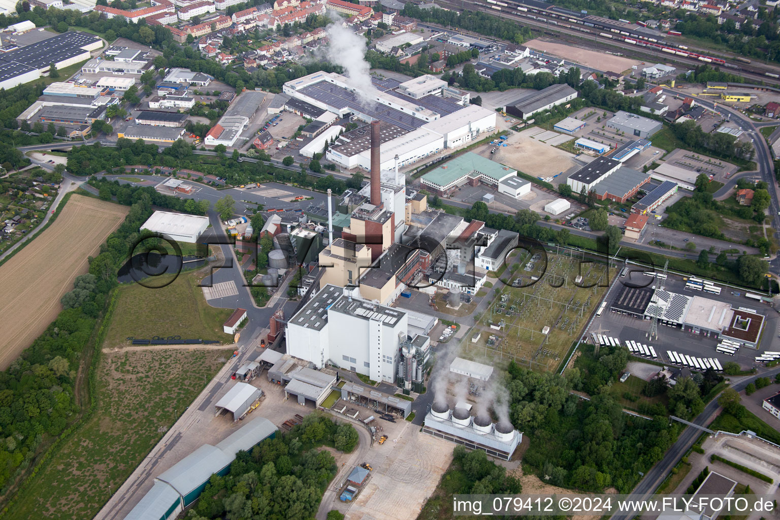 Gebäude und Produktionshallen auf dem Werksgelände Cemex Deutschland AG in Hameln im Bundesland Niedersachsen