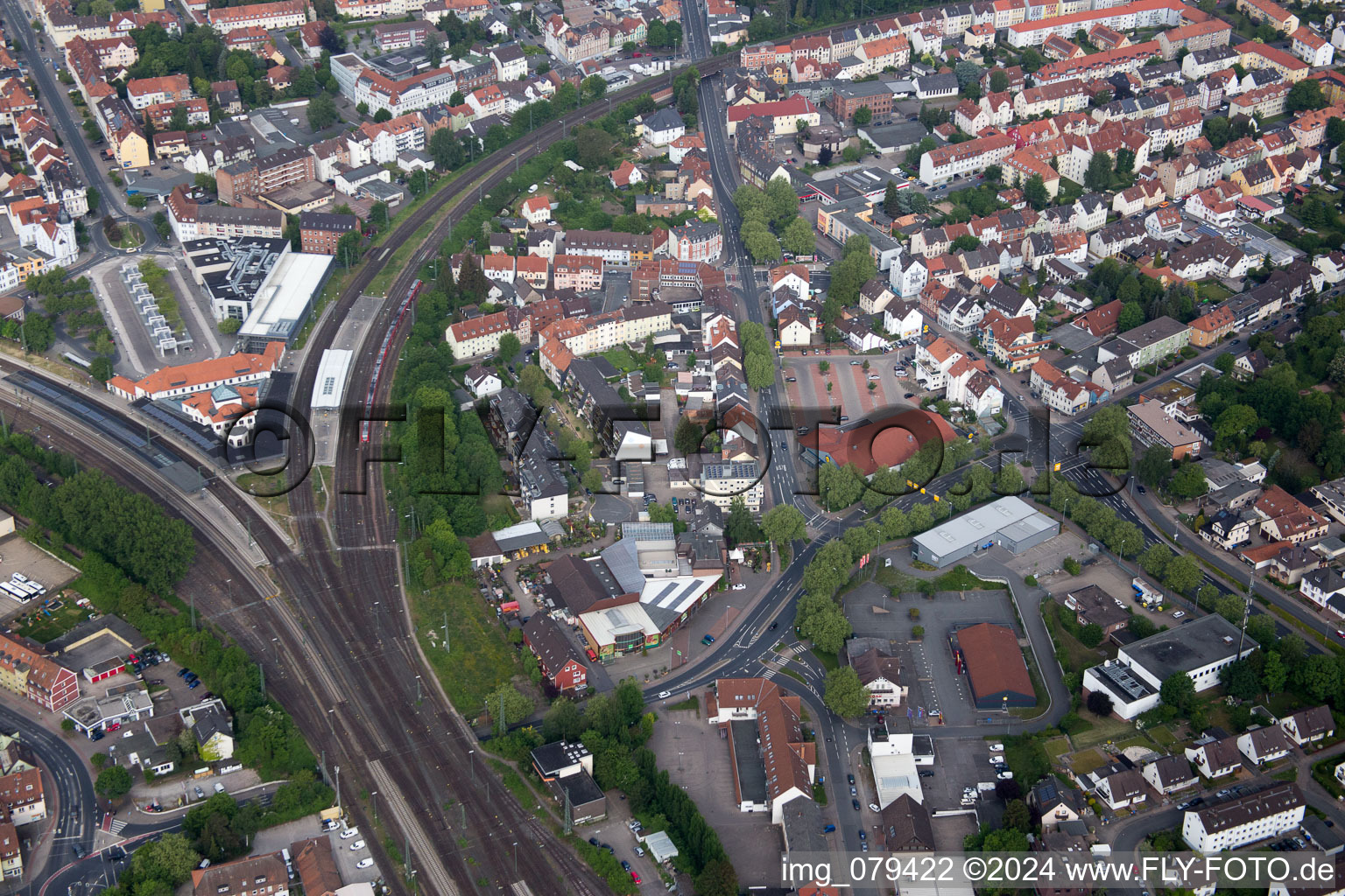 Gleisverlauf und Gebäude des Hauptbahnhofes der Deutschen Bahn in Hameln im Bundesland Niedersachsen, Deutschland
