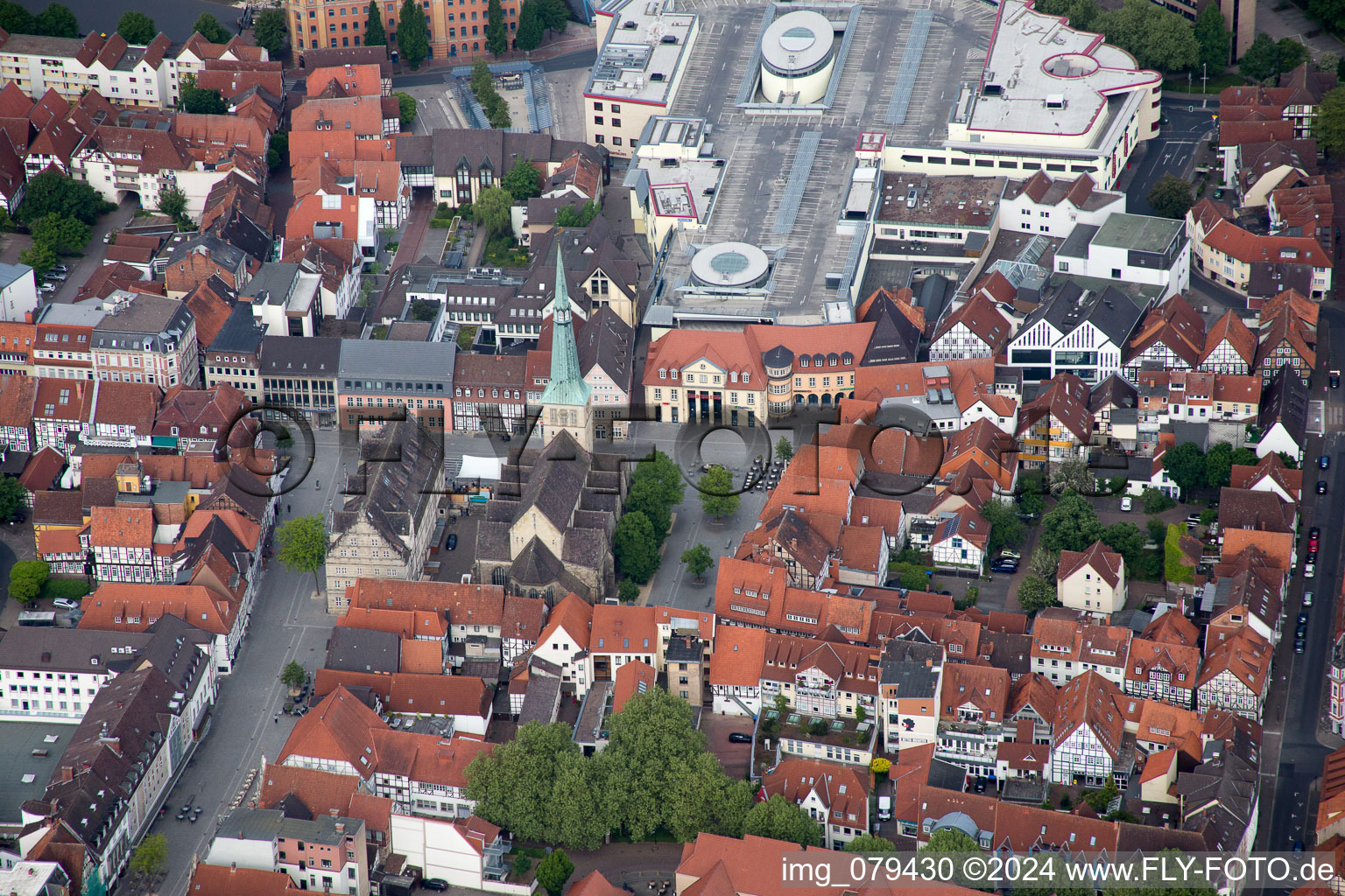 Kirchengebäude der Marktkirche St. Nicolai vor der Stadtgalerie im Altstadt- Zentrum der Innenstadt in Hameln im Bundesland Niedersachsen, Deutschland