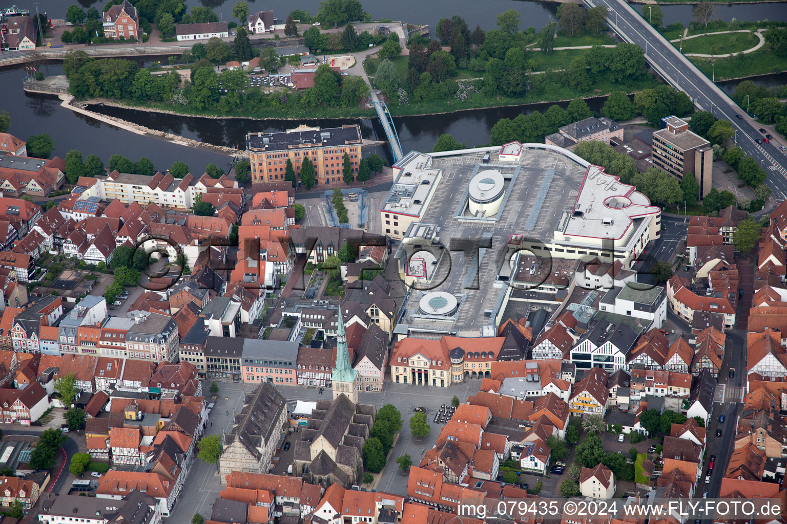 Luftbild von Kirchengebäude der Marktkirche St. Nicolai vor der Stadtgalerie im Altstadt- Zentrum der Innenstadt in Hameln im Bundesland Niedersachsen, Deutschland