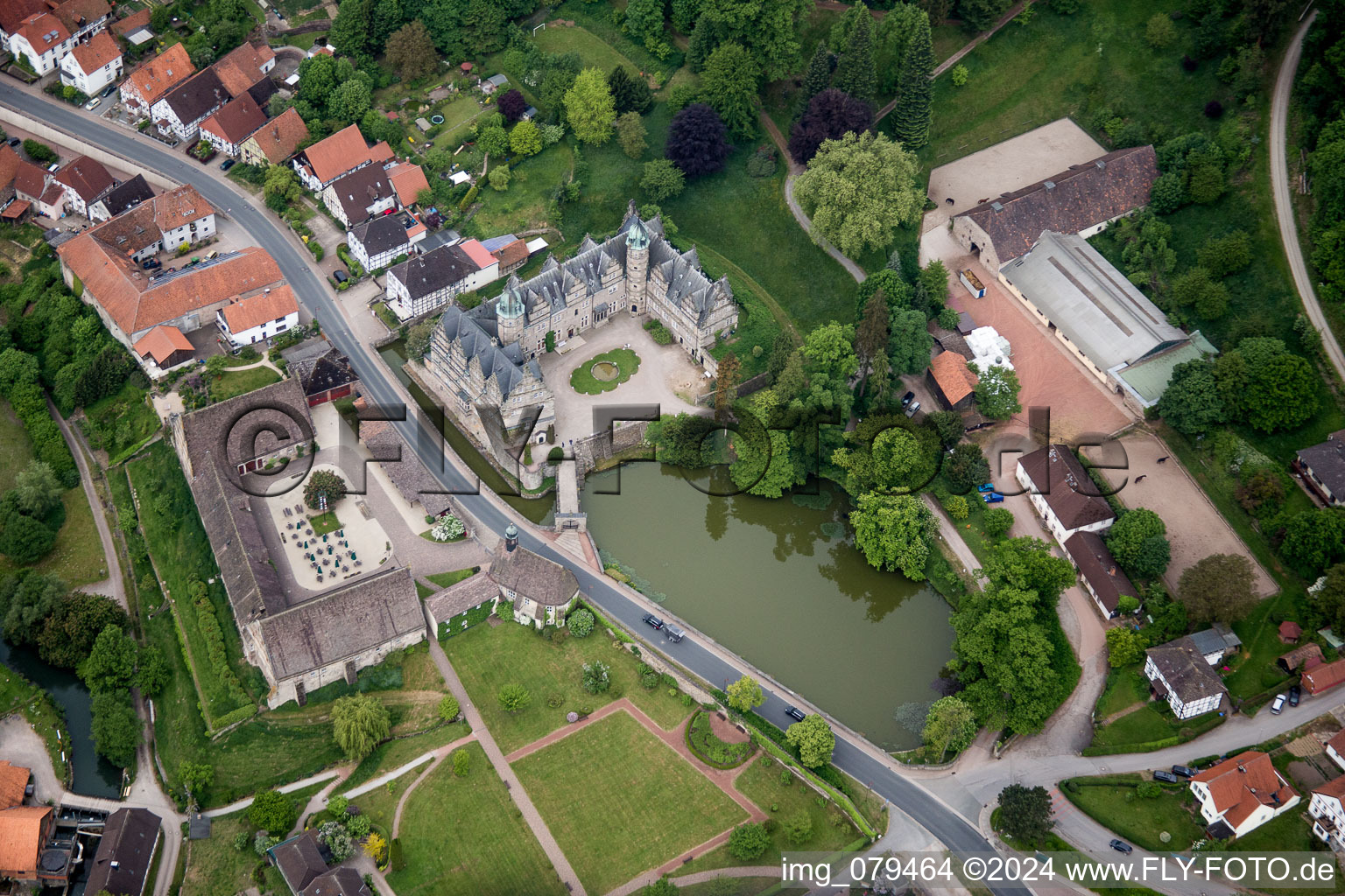 Luftbild von Gebäude und Schloßpark- Anlagen des Wasserschloß Schloss Hämelschenburg im Ortsteil Hämelschenburg in Emmerthal im Bundesland Niedersachsen, Deutschland
