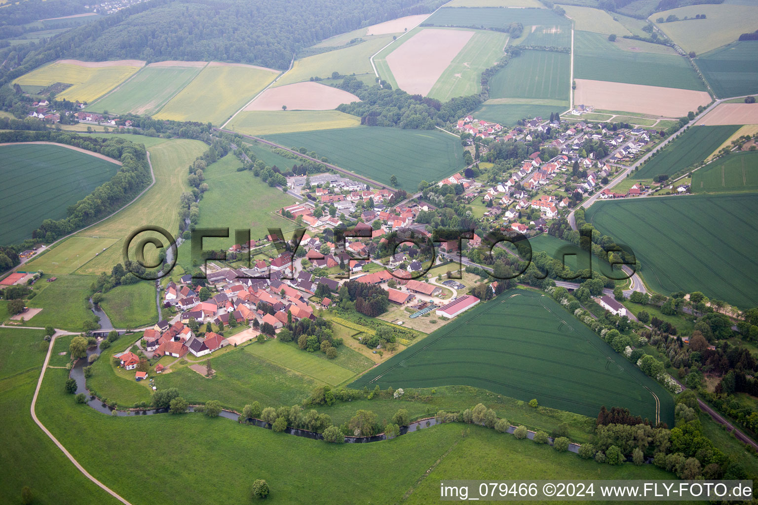 Ortsansicht der Straßen und Häuser der Wohngebiete im Ortsteil Amelgatzen in Emmerthal im Bundesland Niedersachsen, Deutschland