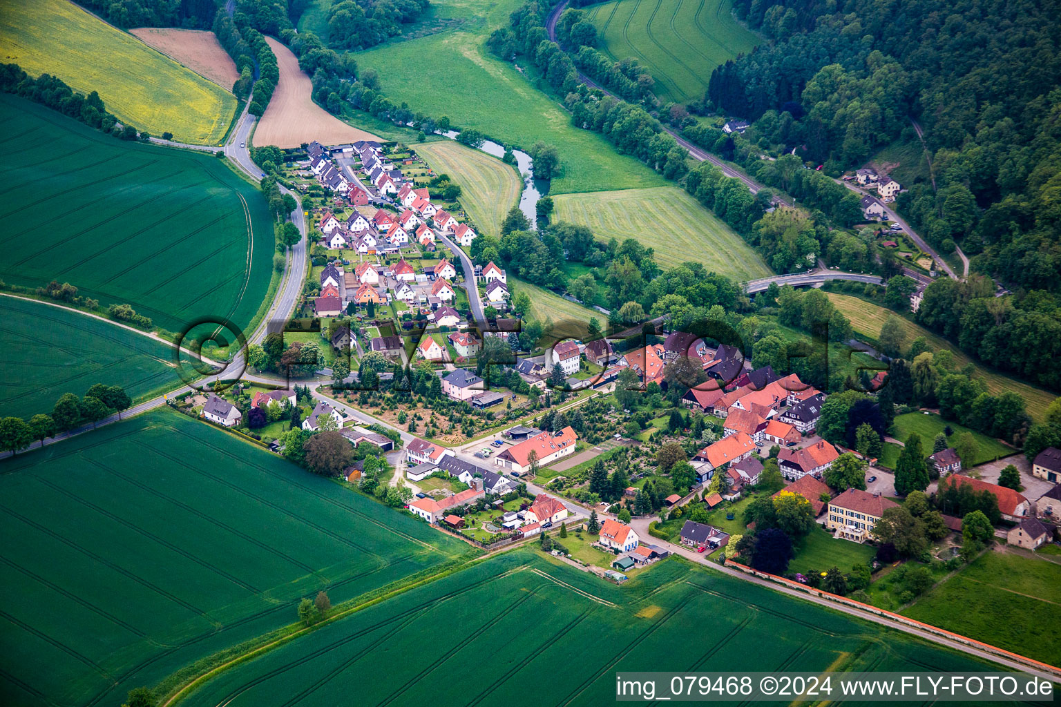 Dorfkern an den Fluß- Uferbereichen der Emmer in Welsede im Bundesland Niedersachsen, Deutschland