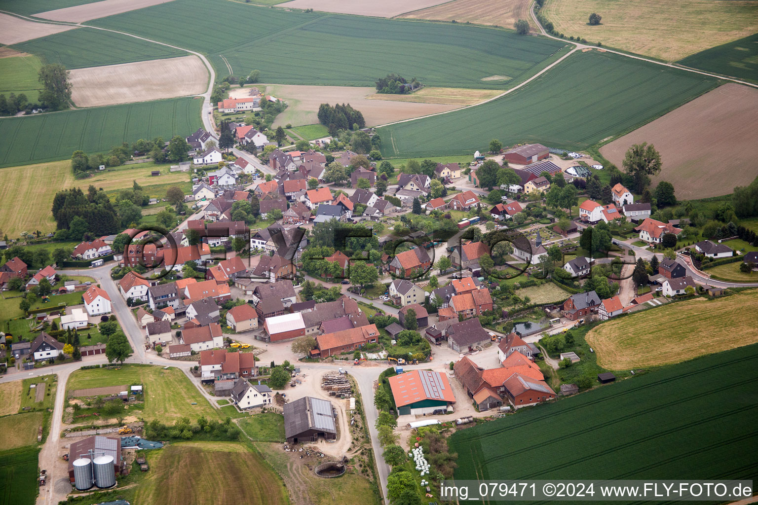 Dorf - Ansicht am Rande von landwirtschaftlichen Feldern und Nutzflächen im Ortsteil Lüntorf in Emmerthal im Bundesland Niedersachsen, Deutschland