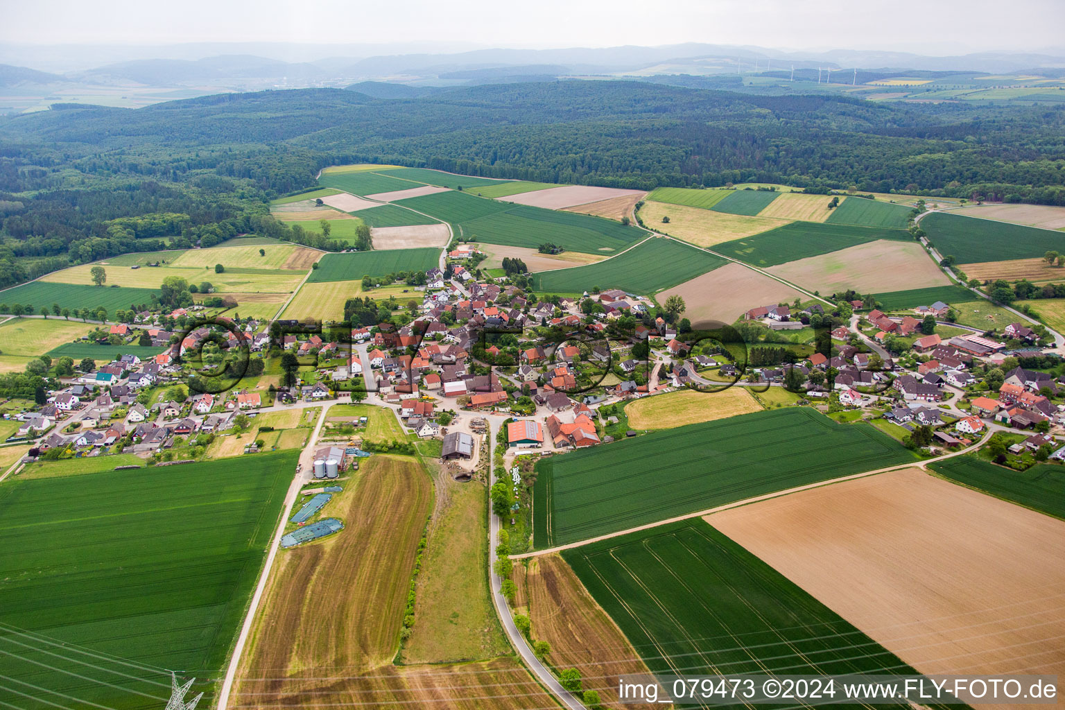 Schrägluftbild von Ortsteil Lüntorf in Emmerthal im Bundesland Niedersachsen, Deutschland