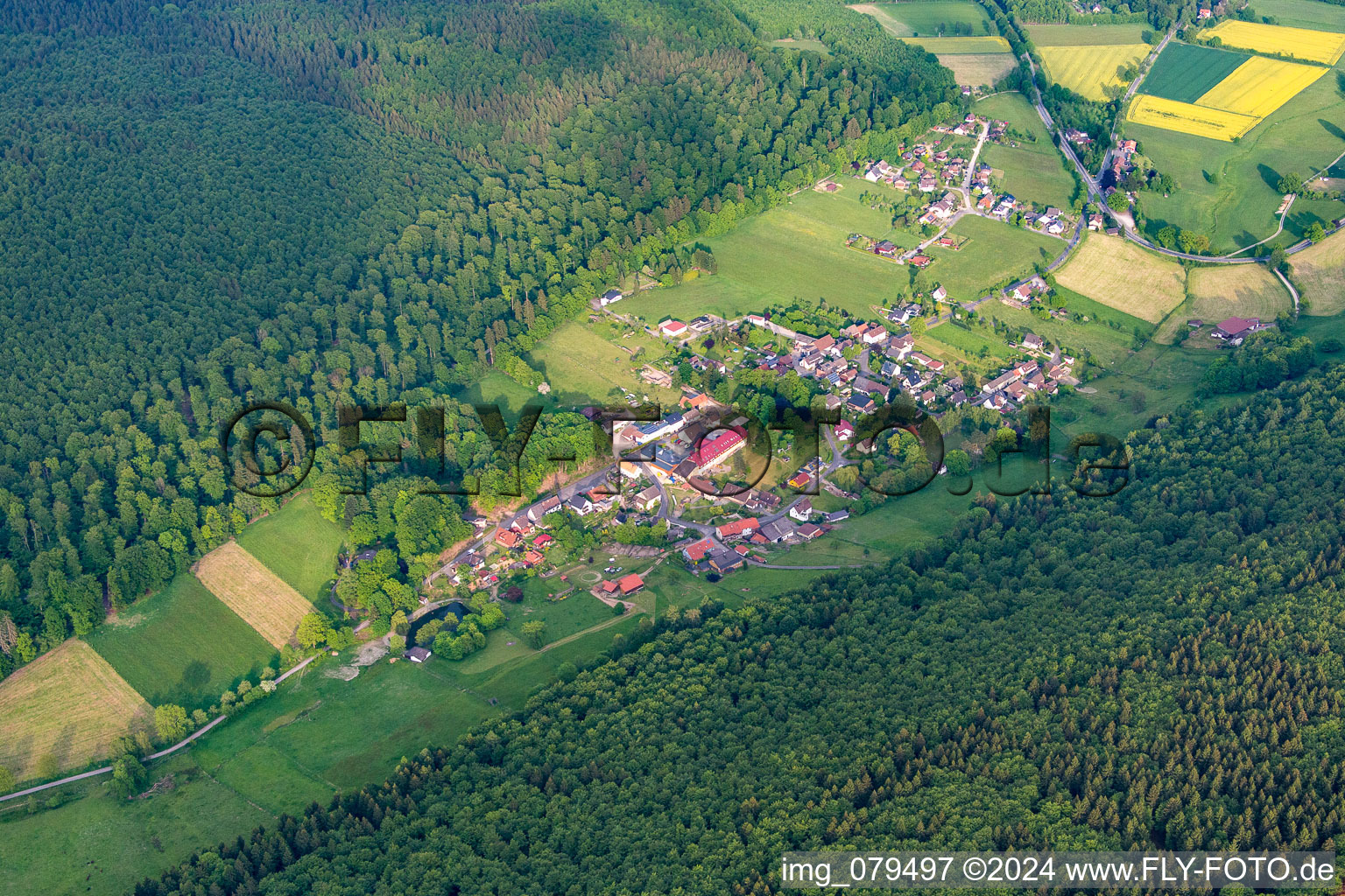 Ortsansicht der Straßen und Häuser der Wohngebiete im Ortsteil Amelith in Bodenfelde im Bundesland Niedersachsen, Deutschland