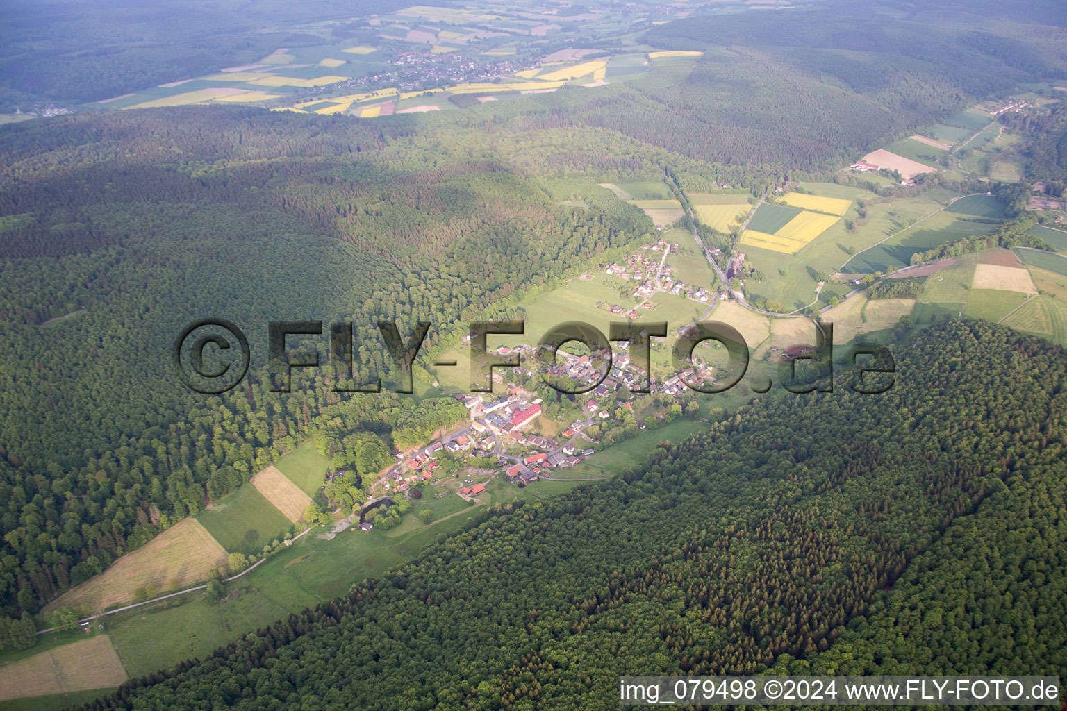 Luftbild von Ortsansicht der Straßen und Häuser der Wohngebiete im Ortsteil Amelith in Bodenfelde im Bundesland Niedersachsen, Deutschland