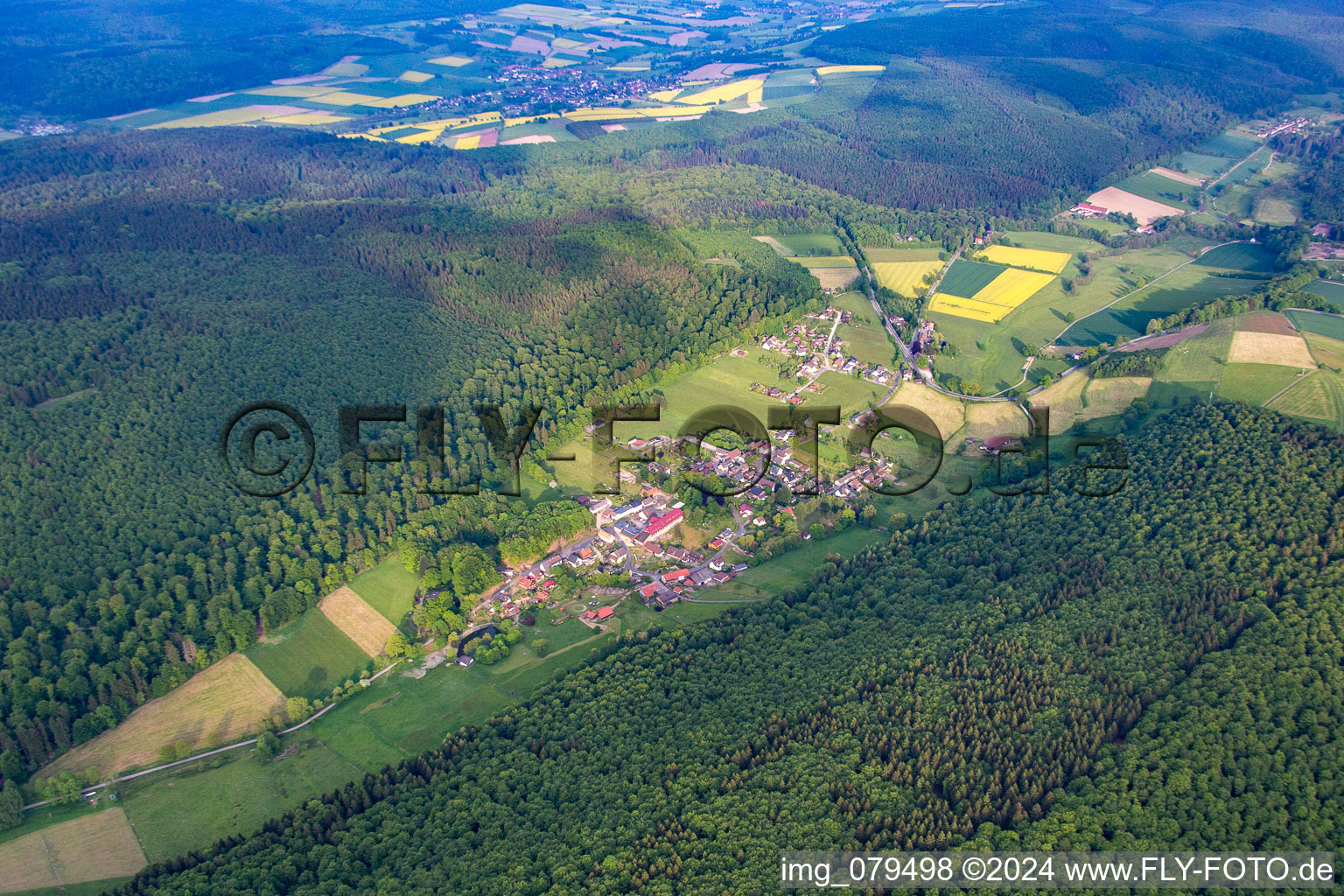 Luftbild von Ortsansicht der Straßen und Häuser der Wohngebiete im Ortsteil Amelith in Bodenfelde im Bundesland Niedersachsen, Deutschland