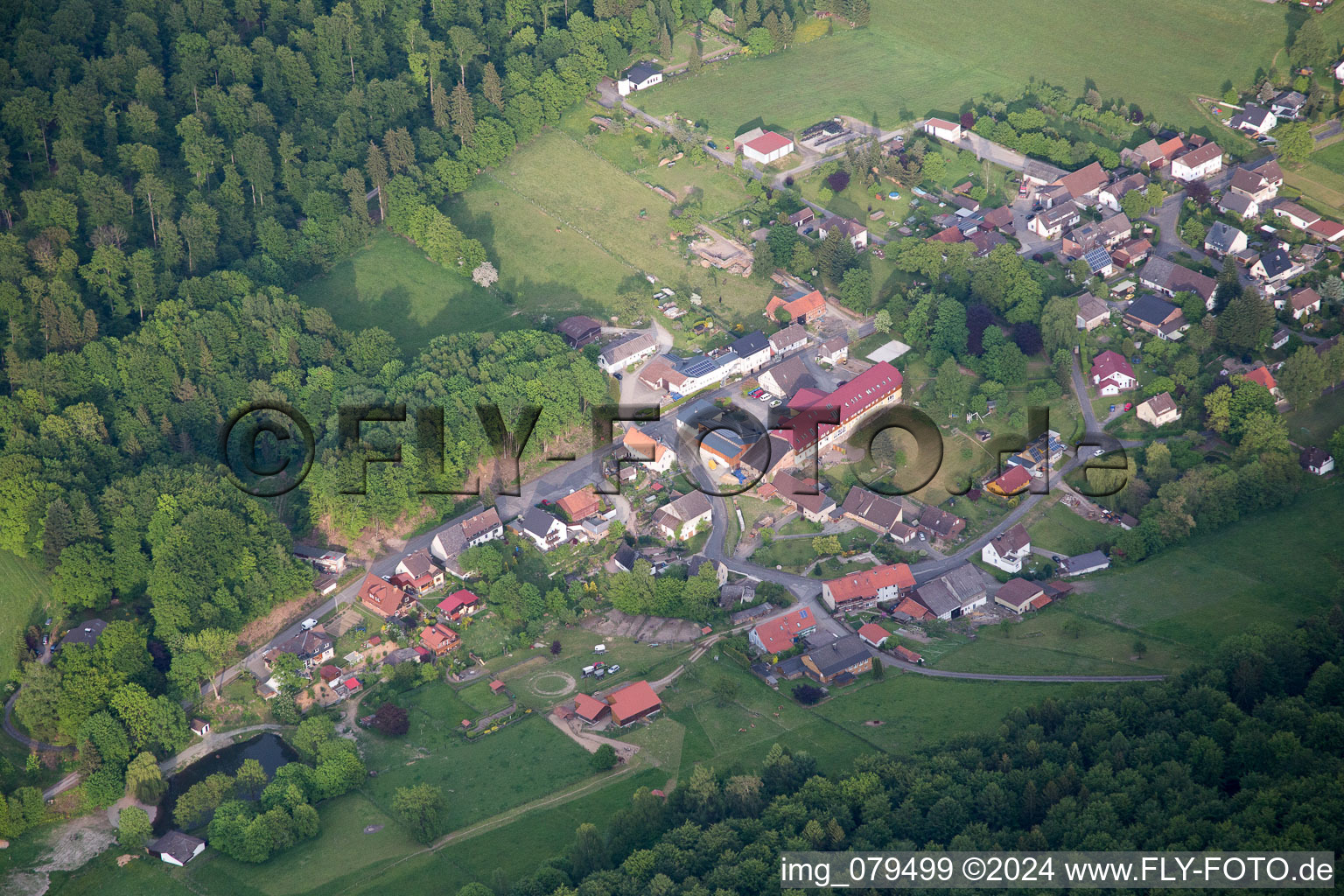 Luftaufnahme von Ortsansicht der Straßen und Häuser der Wohngebiete im Ortsteil Amelith in Bodenfelde im Bundesland Niedersachsen, Deutschland