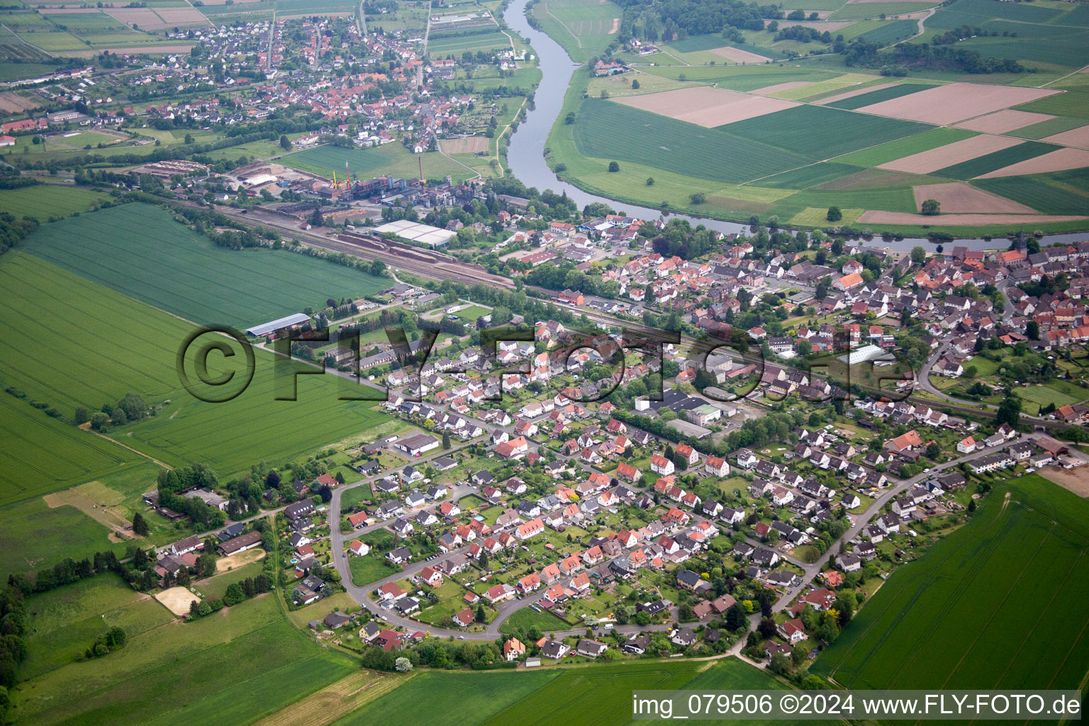Ortsansicht der Straßen und Häuser der Wohngebiete in Bodenfelde im Bundesland Niedersachsen, Deutschland