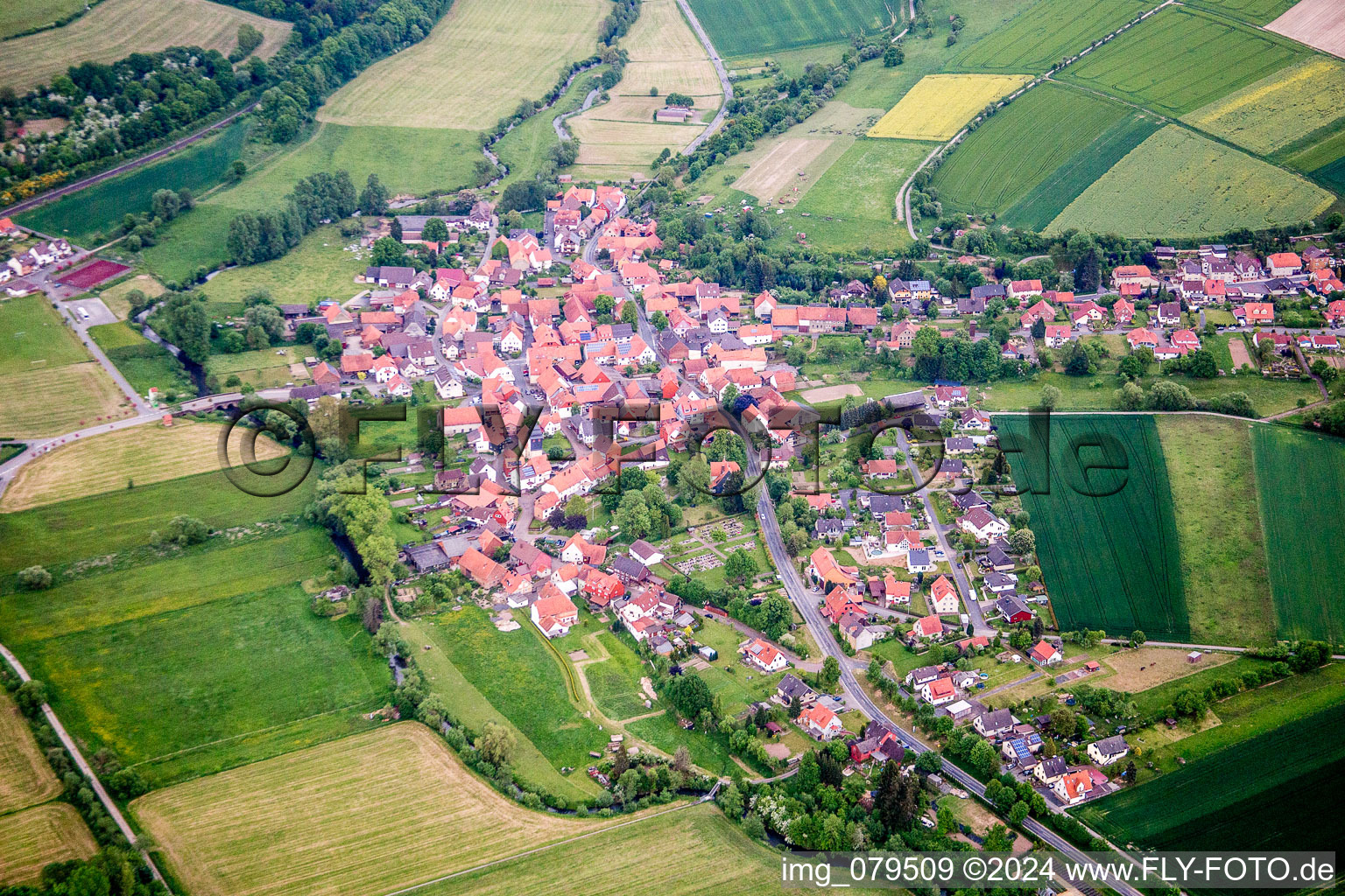 Dorf - Ansicht am Rande von landwirtschaftlichen Feldern und Nutzflächen in Vernawahlshausen im Bundesland Hessen, Deutschland