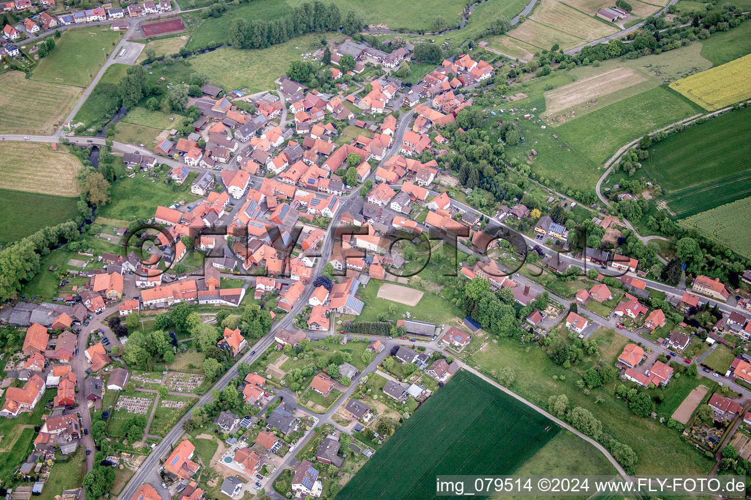 Luftbild von Dorf - Ansicht am Rande von landwirtschaftlichen Feldern und Nutzflächen in Vernawahlshausen im Bundesland Hessen, Deutschland