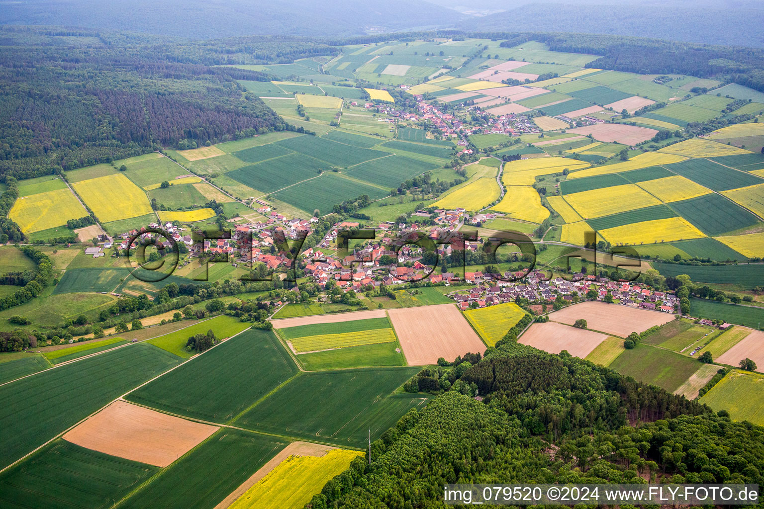 Dorf - Ansicht am Rande von landwirtschaftlichen Feldern und Nutzflächen im Ortsteil Heisebeck in Oberweser im Bundesland Hessen, Deutschland