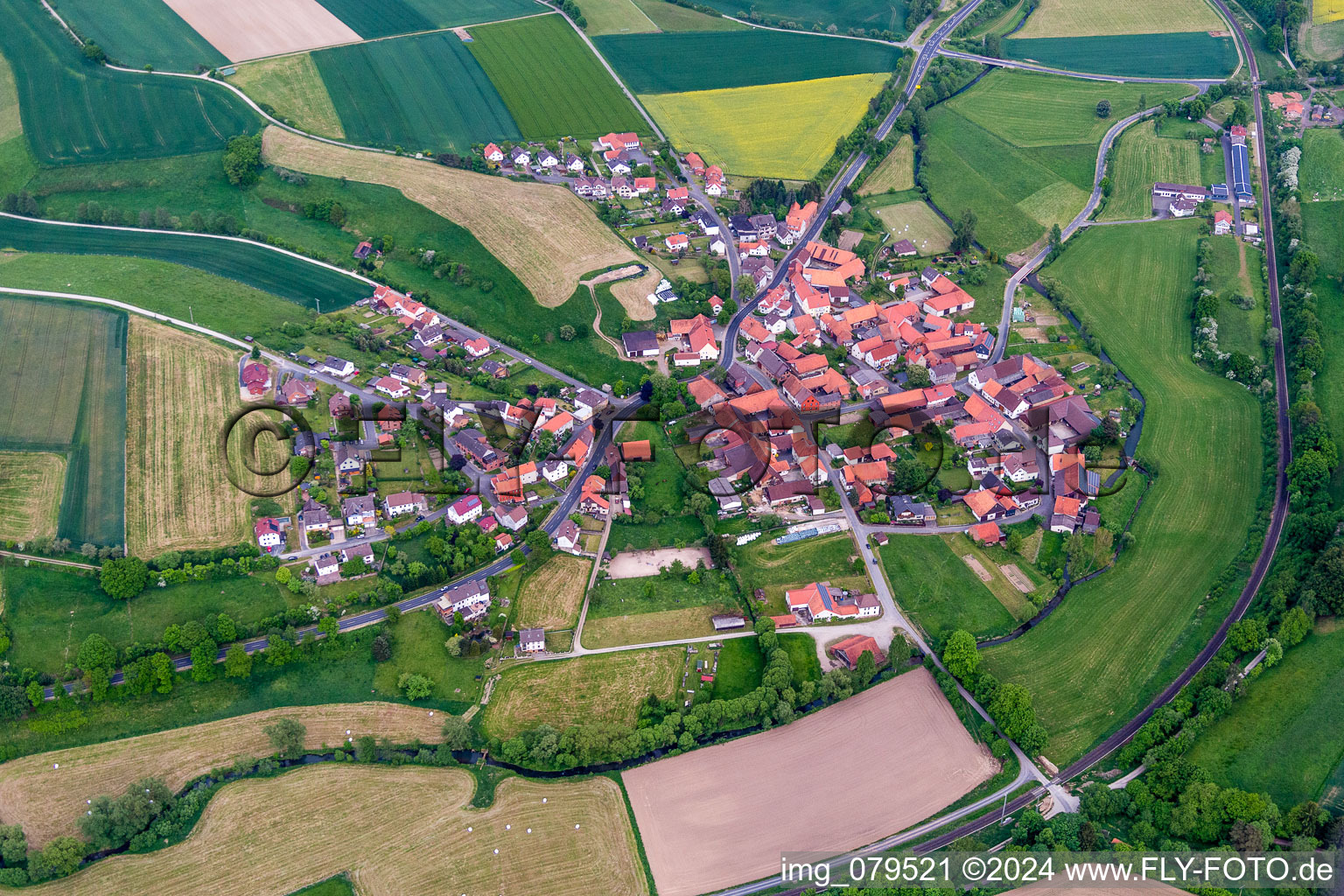 Dorf - Ansicht am Rande von landwirtschaftlichen Feldern und Nutzflächen im Ortsteil Offensen in Uslar im Bundesland Niedersachsen, Deutschland