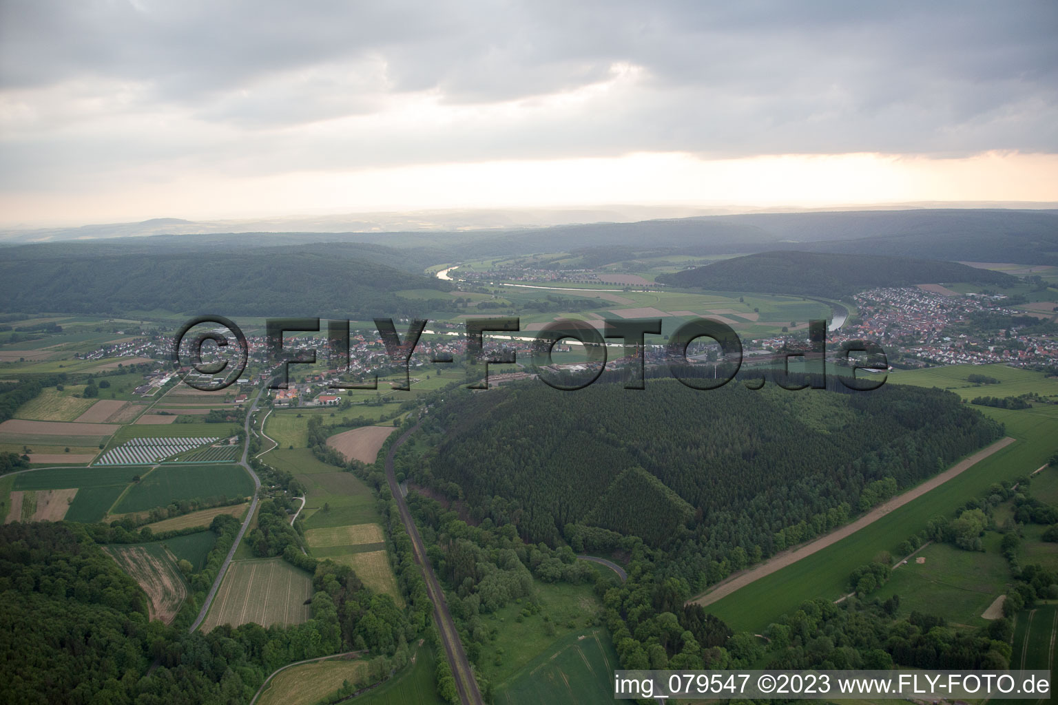 Luftbild von Kurvenförmige Schleife der Uferbereiche am der Schwülme Flußverlauf in Bodenfelde im Bundesland Niedersachsen, Deutschland