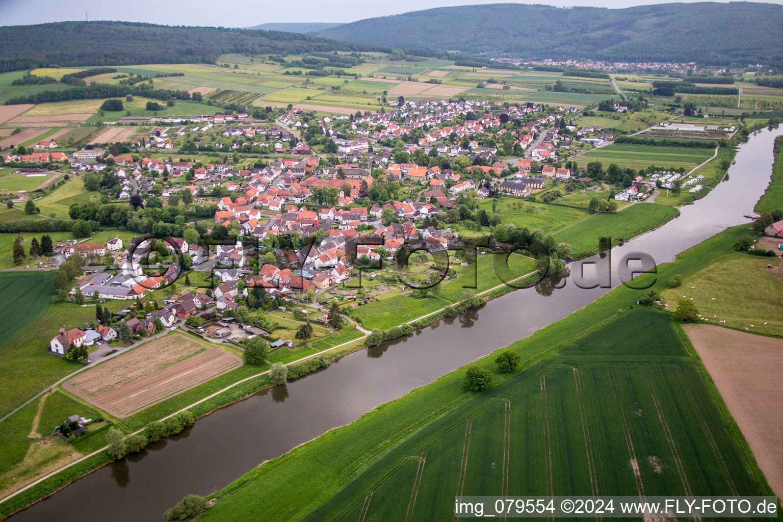 Dorfkern an den Fluß- Uferbereichen der Weser in Wahlsburg im Bundesland Hessen, Deutschland