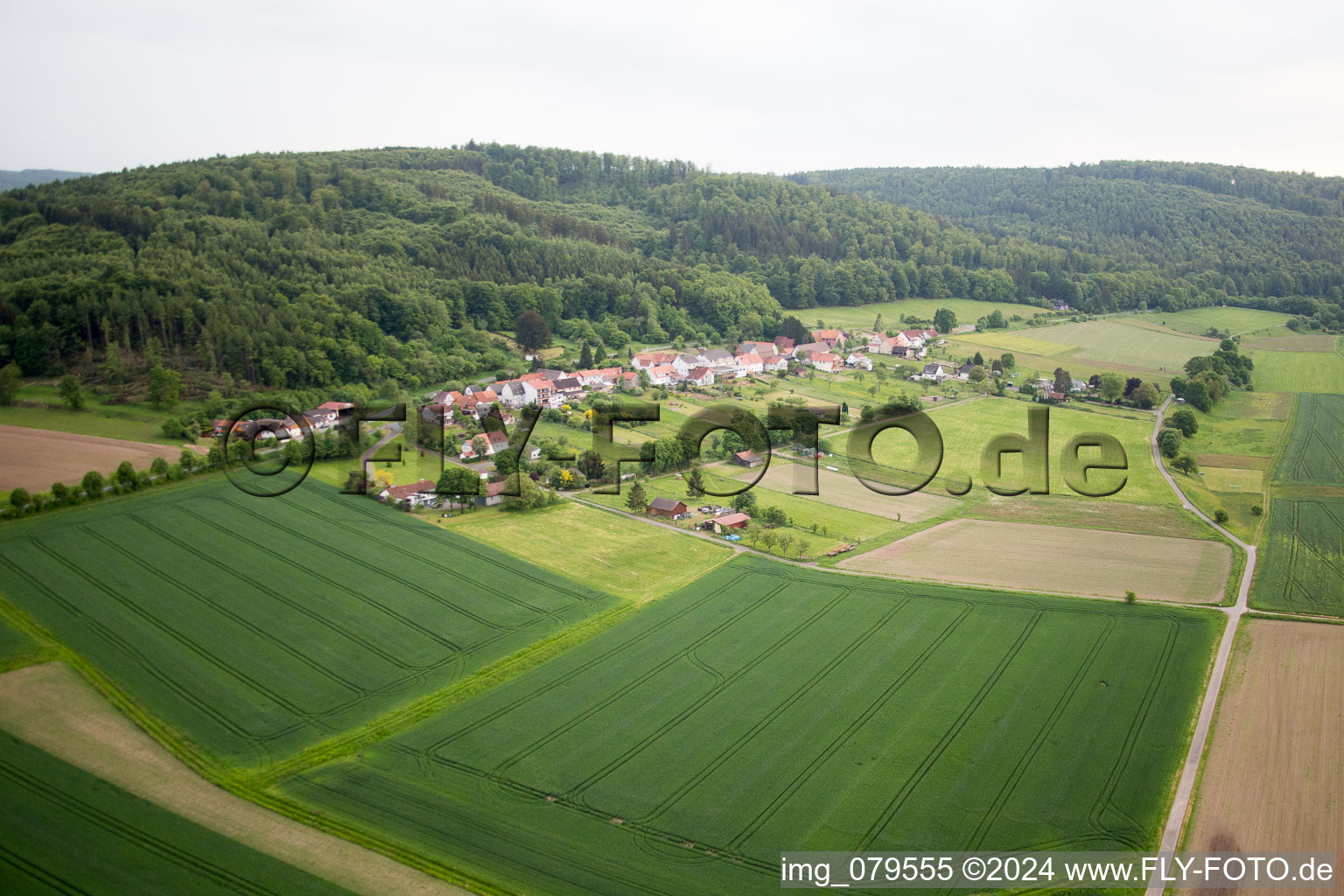 Dorf - Ansicht am Rande von landwirtschaftlichen Feldern und Nutzflächen in Oberweser im Bundesland Hessen, Deutschland