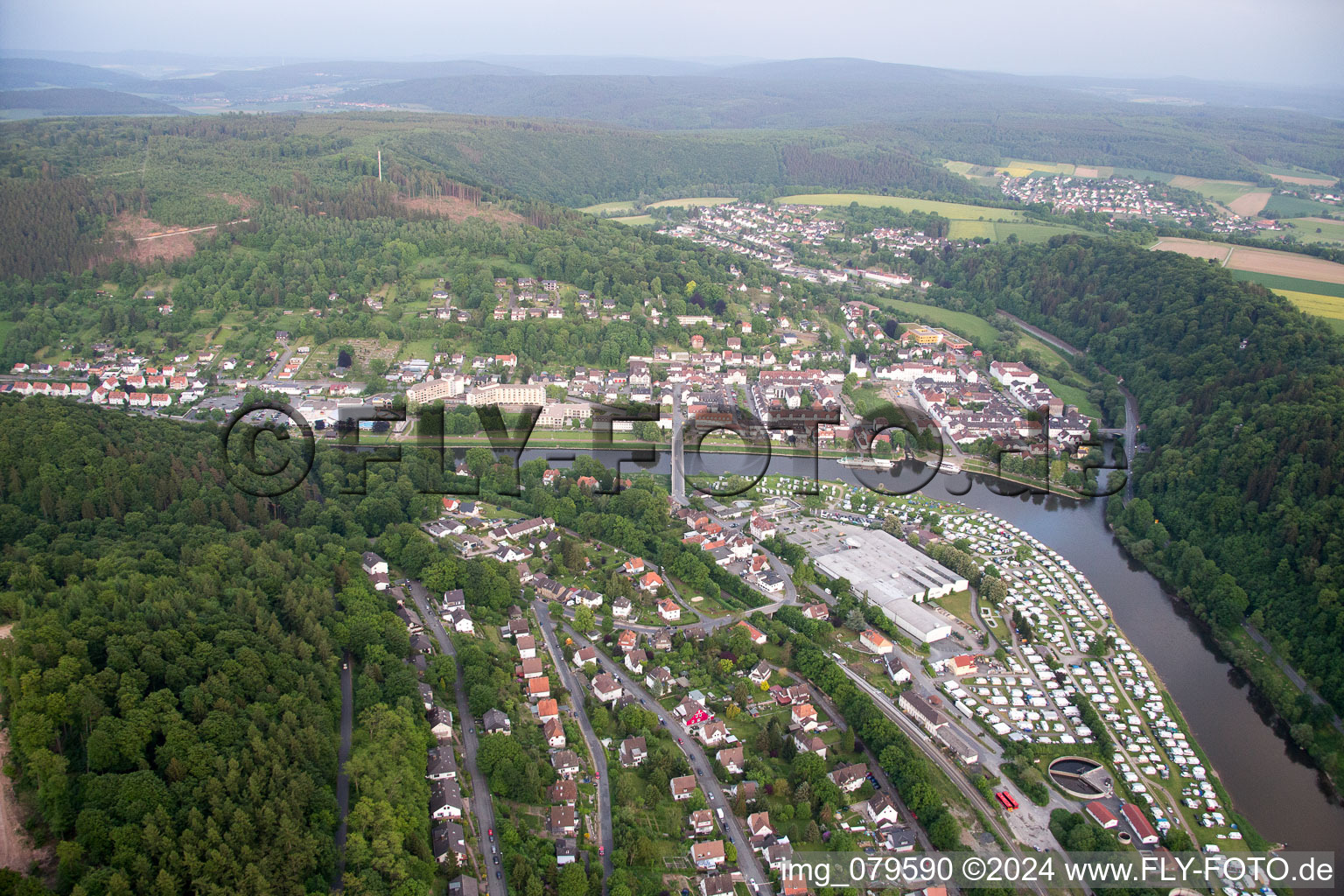Ortschaft an den Fluss- Uferbereichen der Weser im Ortsteil Karlshafen in Bad Karlshafen im Bundesland Hessen, Deutschland