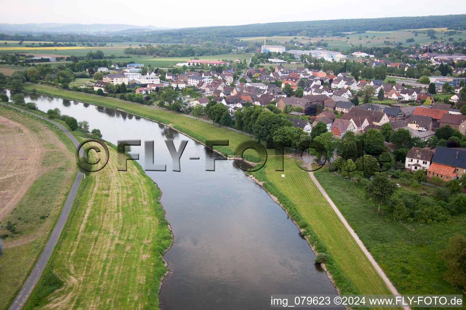 Dorfkern an den Fluß- Uferbereichen der Weser im Ortsteil Wehrden in Boffzen im Bundesland Niedersachsen im Bundesland Nordrhein-Westfalen, Deutschland