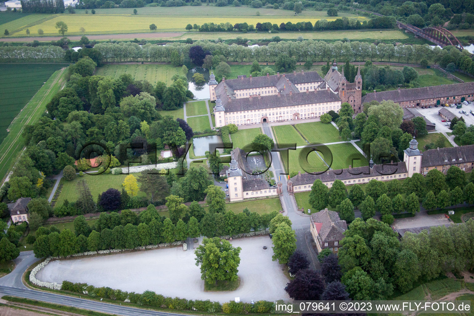 Luftbild von Höxter, Schloss Corvey im Bundesland Nordrhein-Westfalen, Deutschland