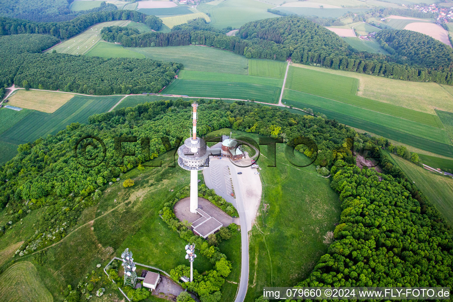 Funkturm und Sendeanlage auf der Kuppe des Bergmassives Köterberg in Lügde im Bundesland Nordrhein-Westfalen, Deutschland