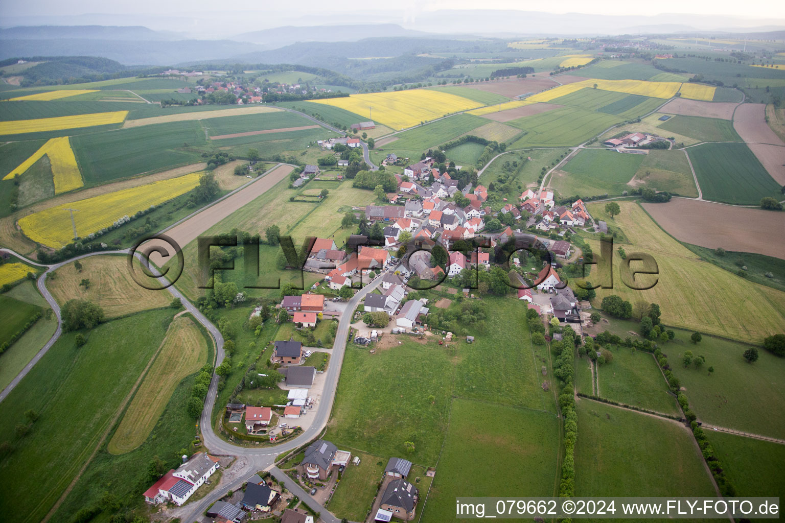 Dorf - Ansicht am Rande von landwirtschaftlichen Feldern und Nutzflächen in Großenberg im Bundesland Niedersachsen, Deutschland