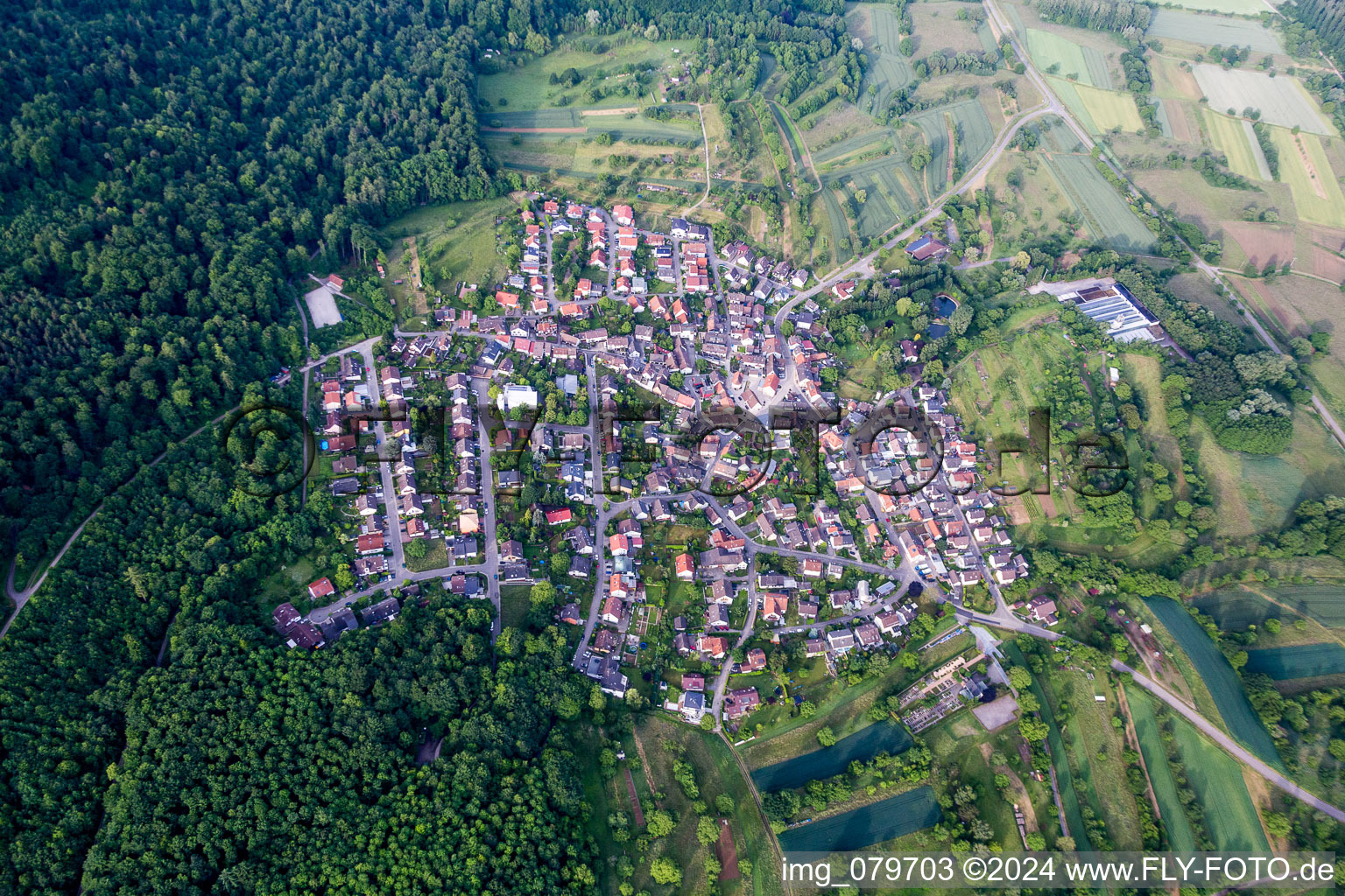 Dorf - Ansicht am Rande von landwirtschaftlichen Feldern und Nutzflächen in Sulzbach in Malsch im Bundesland Baden-Württemberg, Deutschland