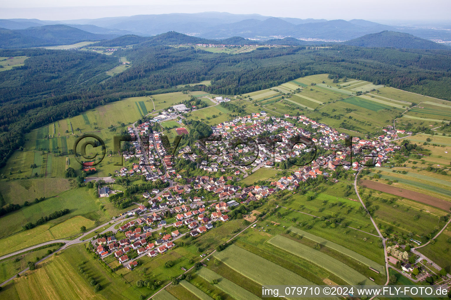 Dorf - Ansicht am Rande von landwirtschaftlichen Feldern und Nutzflächen in Völkersbach in Malsch im Bundesland Baden-Württemberg, Deutschland
