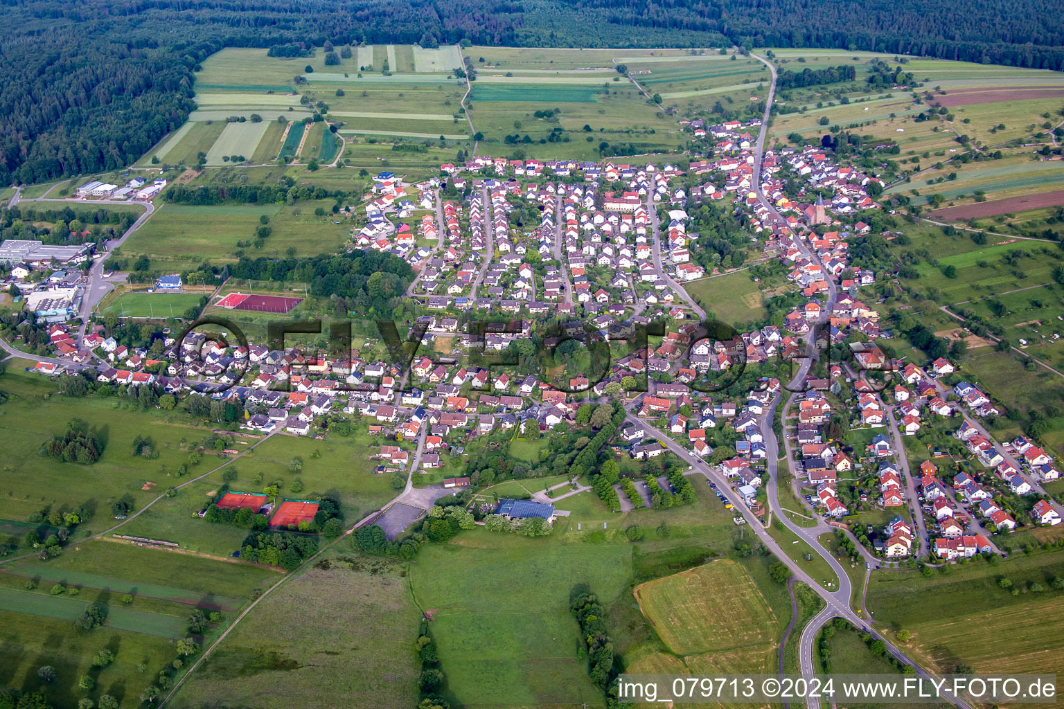 Luftbild von Dorf - Ansicht am Rande von landwirtschaftlichen Feldern und Nutzflächen in Völkersbach in Malsch im Bundesland Baden-Württemberg, Deutschland