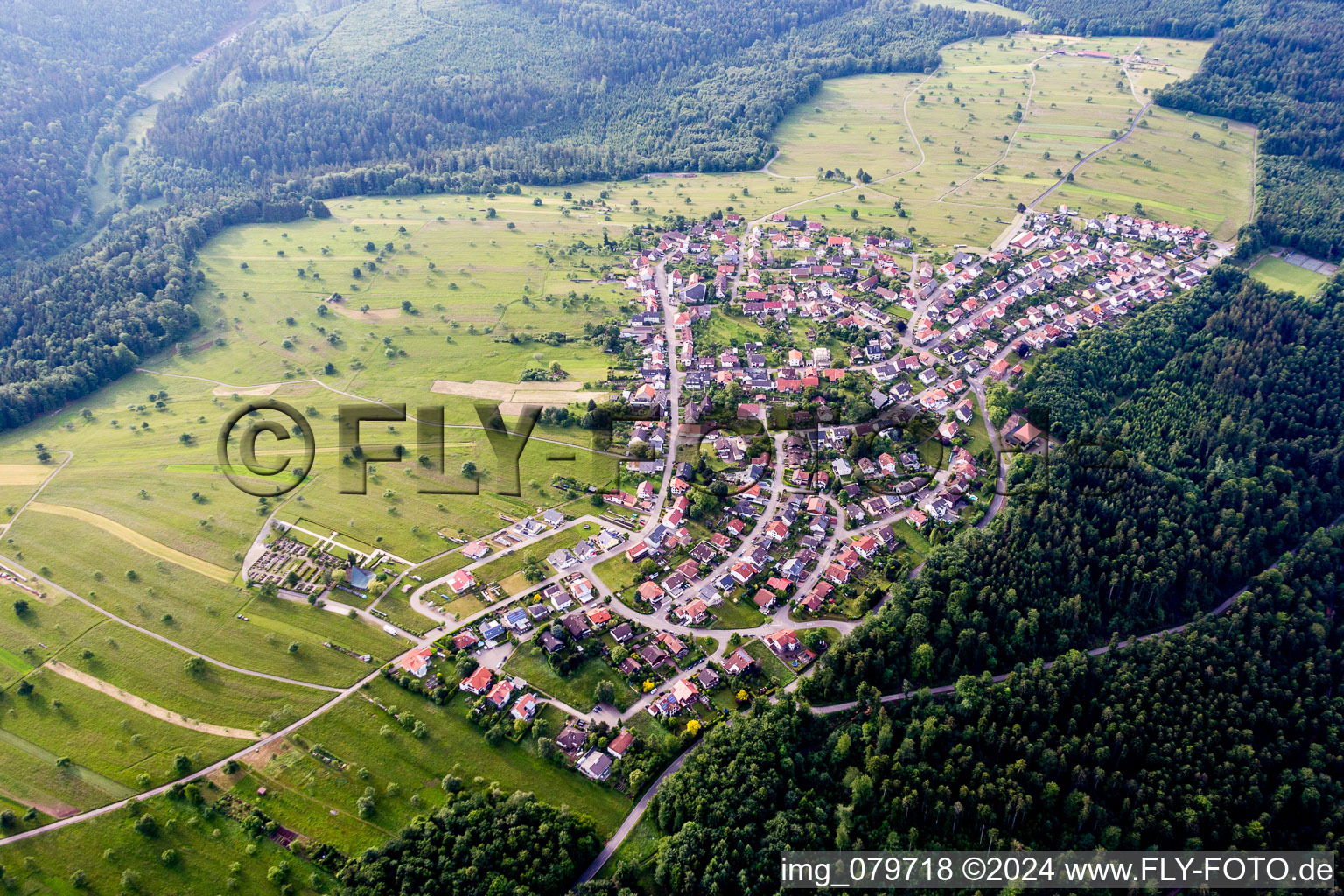 Dorf - Ansicht am Rande von landwirtschaftlichen Feldern und Nutzflächen in Schielberg im Bundesland Baden-Württemberg, Deutschland