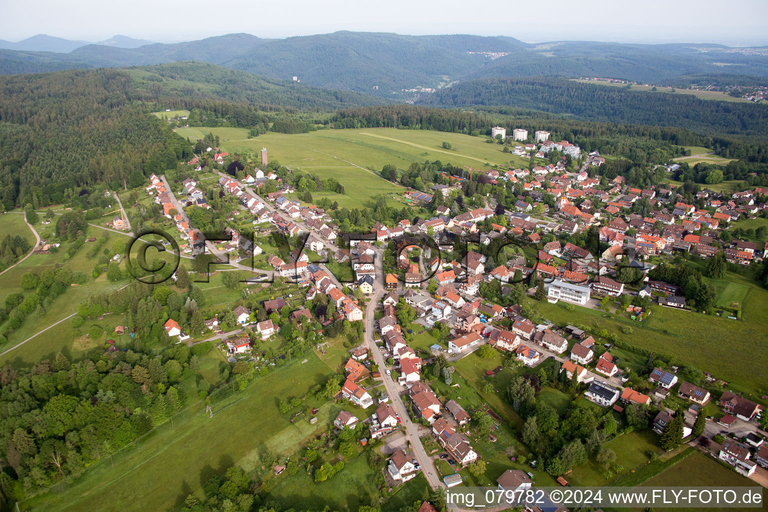 Dorf - Ansicht am Rande von landwirtschaftlichen Feldern und Nutzflächen in Dobel im Bundesland Baden-Württemberg, Deutschland