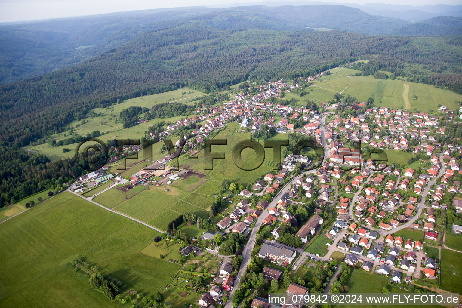 Luftbild von Dorf - Ansicht am Rande von landwirtschaftlichen Feldern und Nutzflächen in Dobel im Bundesland Baden-Württemberg, Deutschland