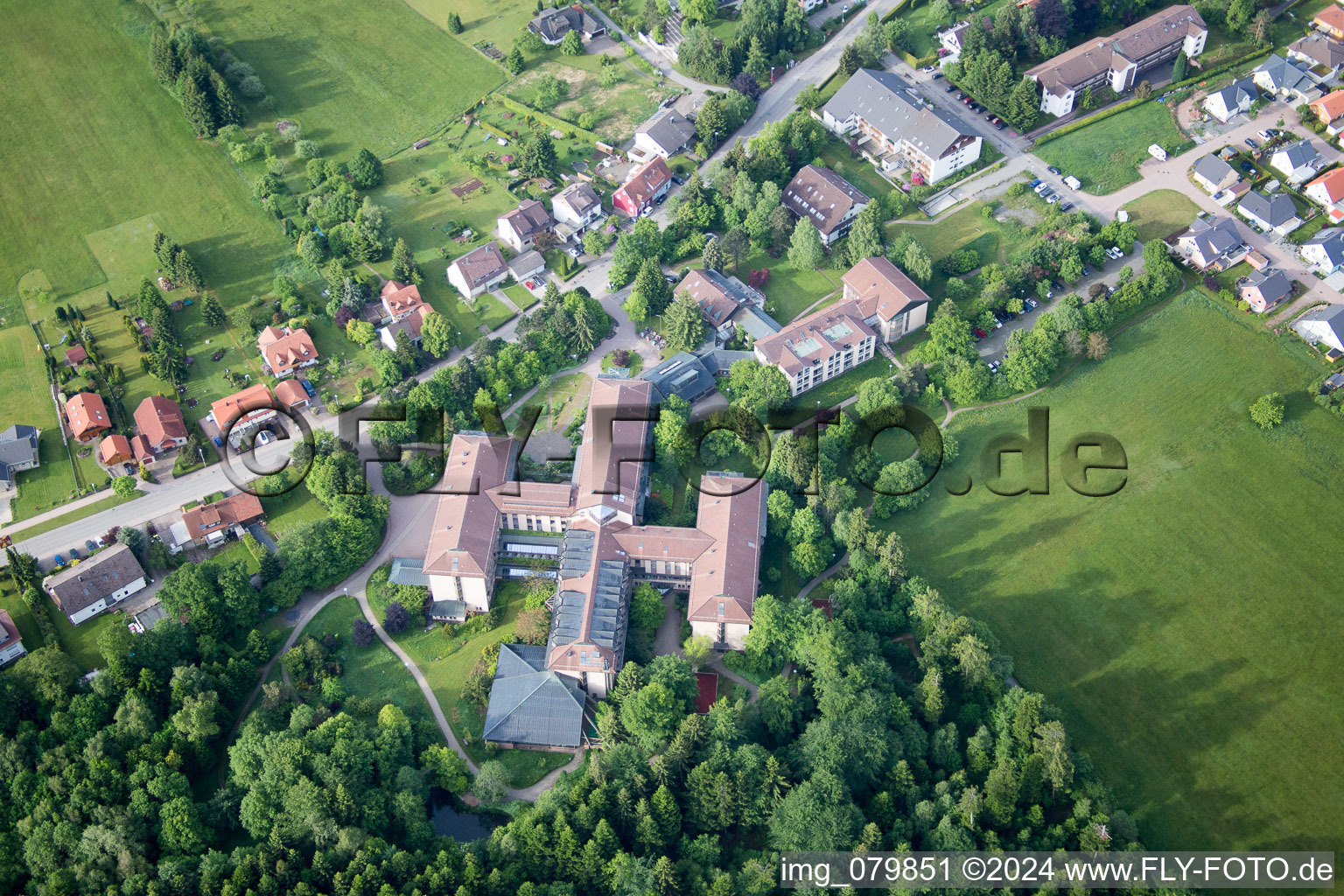 Luftbild von Klinikgelände des Rehabilitationszentrums der Rehaklinik ACURA Waldklinik Dobel im Luftkurort Dobel im Bundesland Baden-Württemberg, Deutschland