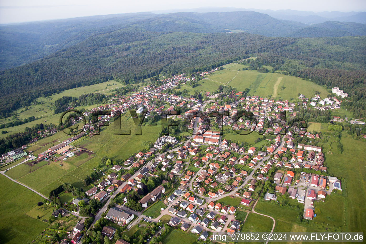 Luftaufnahme von Dorf - Ansicht am Rande von landwirtschaftlichen Feldern und Nutzflächen in Dobel im Bundesland Baden-Württemberg, Deutschland