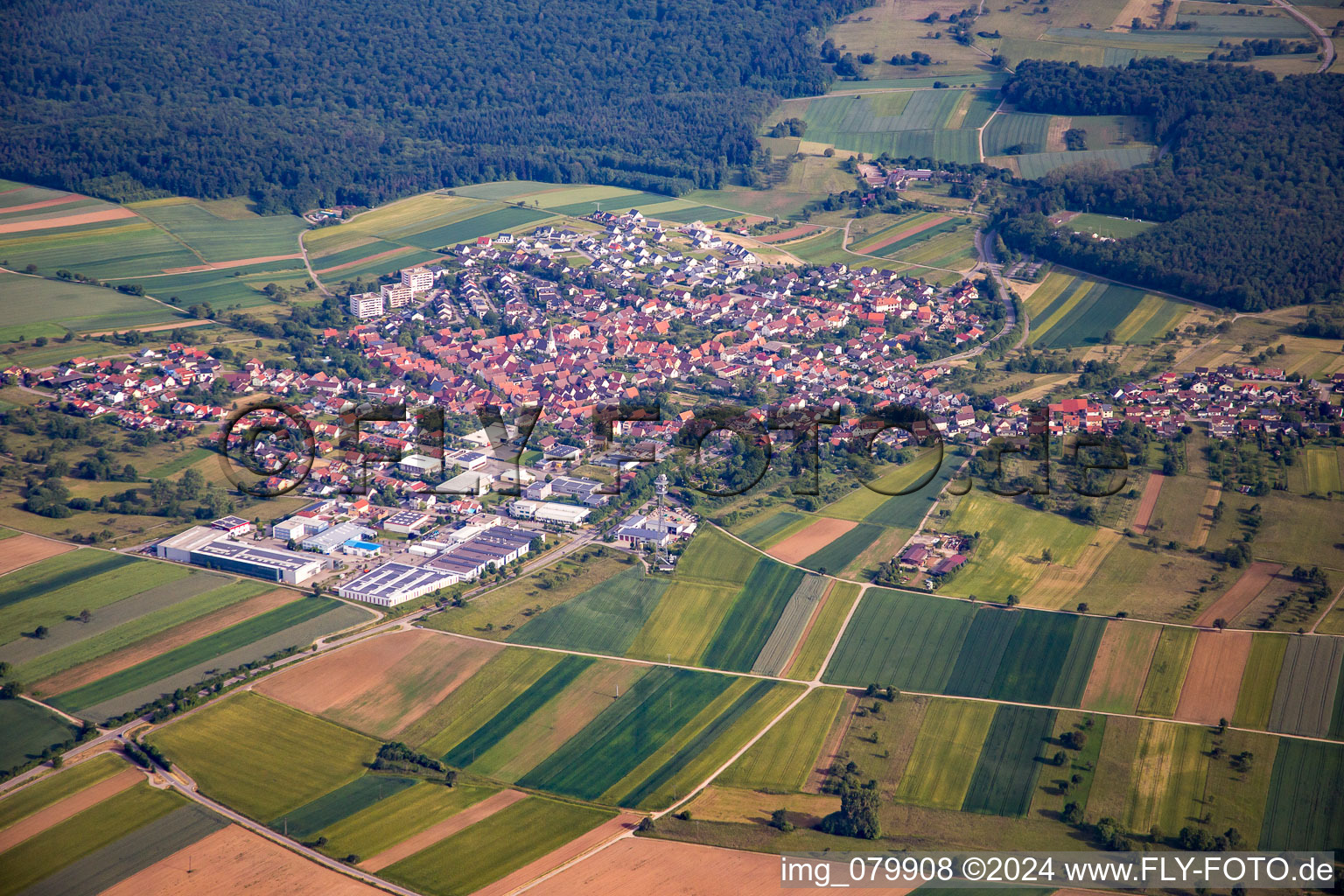 Dorf - Ansicht im Ortsteil Göbrichen in Neulingen im Bundesland Baden-Württemberg, Deutschland