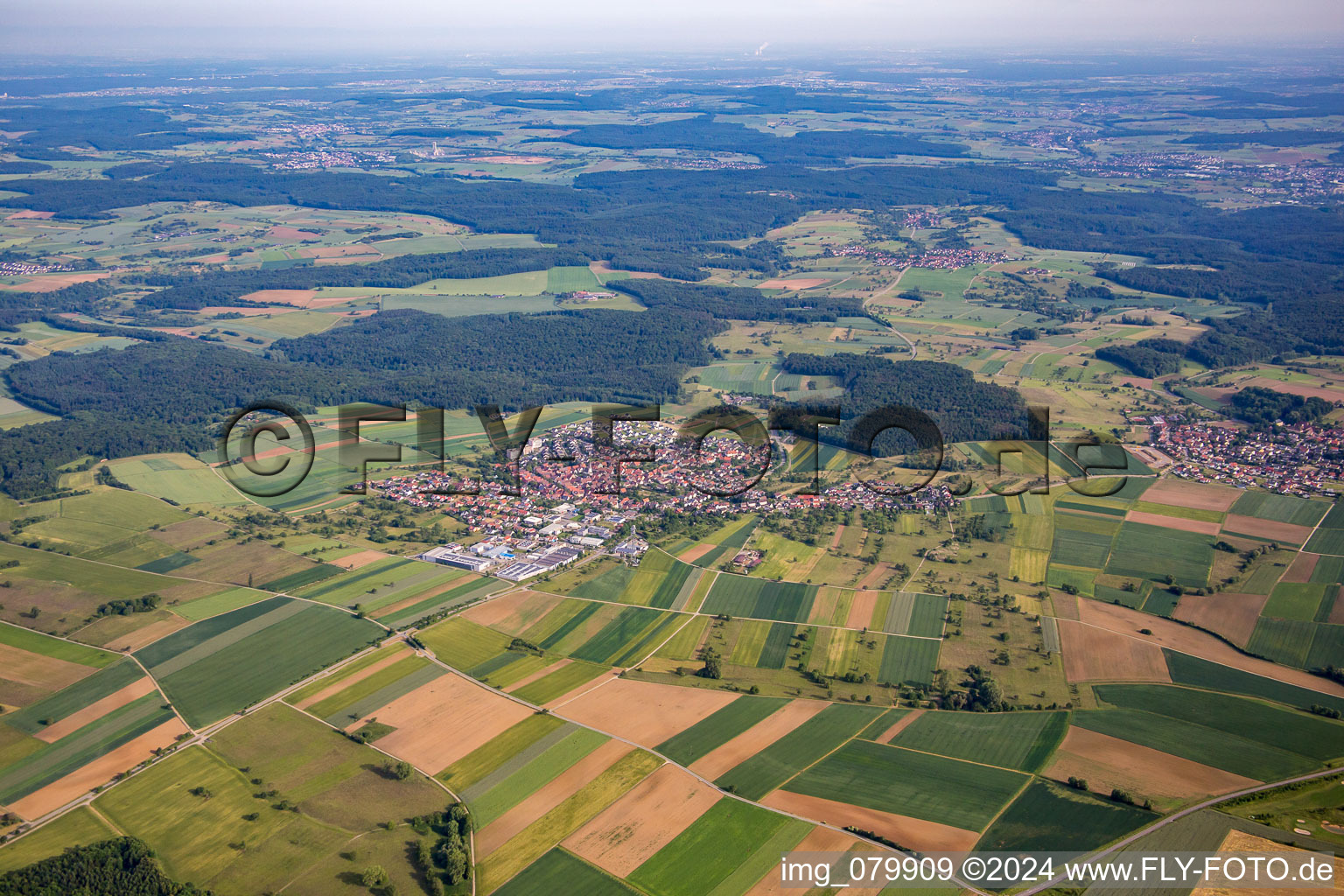 Luftbild von Dorf - Ansicht im Ortsteil Göbrichen in Neulingen im Bundesland Baden-Württemberg, Deutschland