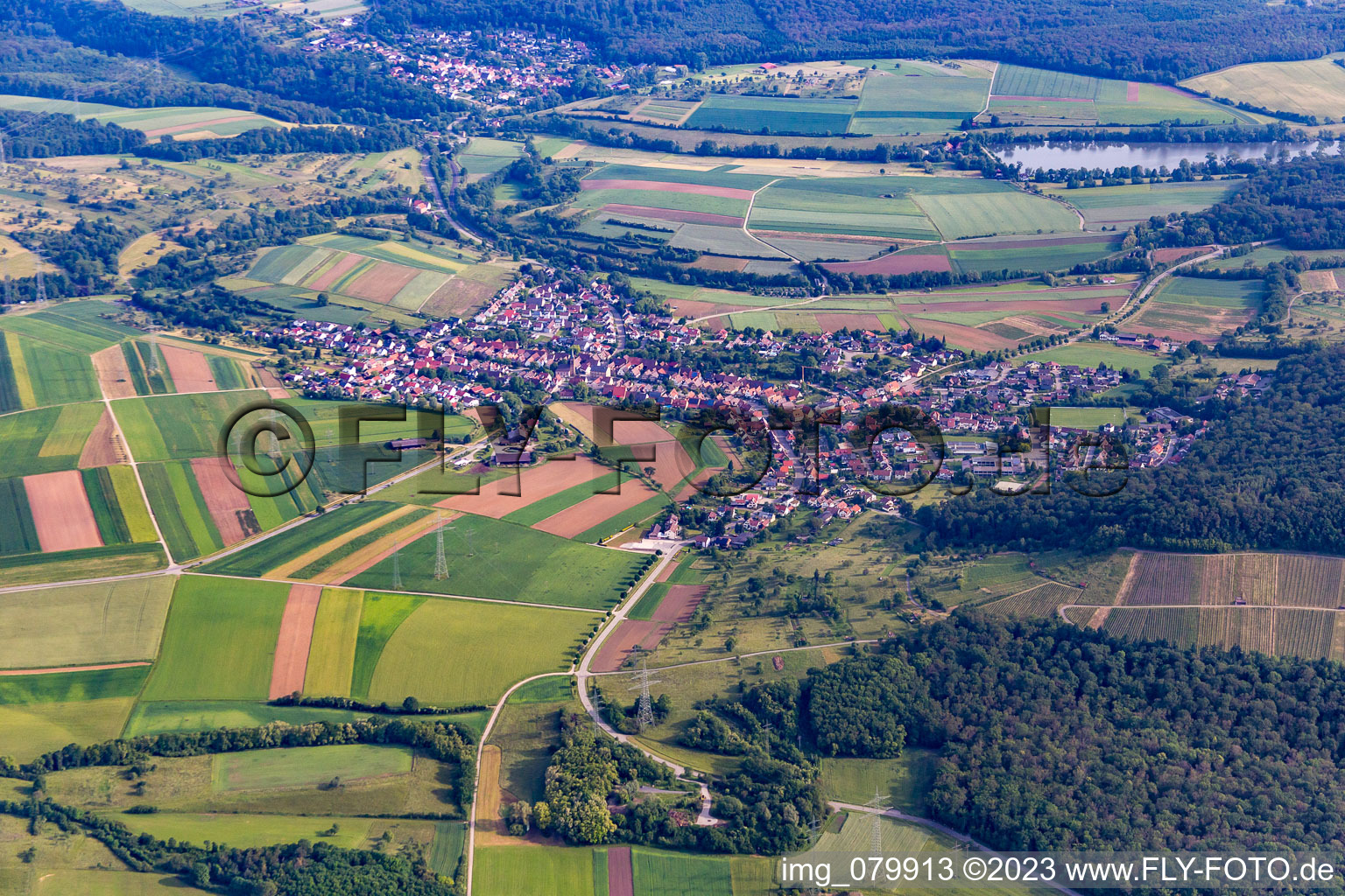 Dorf - Ansicht am Rande von landwirtschaftlichen Feldern und Nutzflächen im Ortsteil Ölbronn in Ölbronn-Dürrn im Bundesland Baden-Württemberg, Deutschland