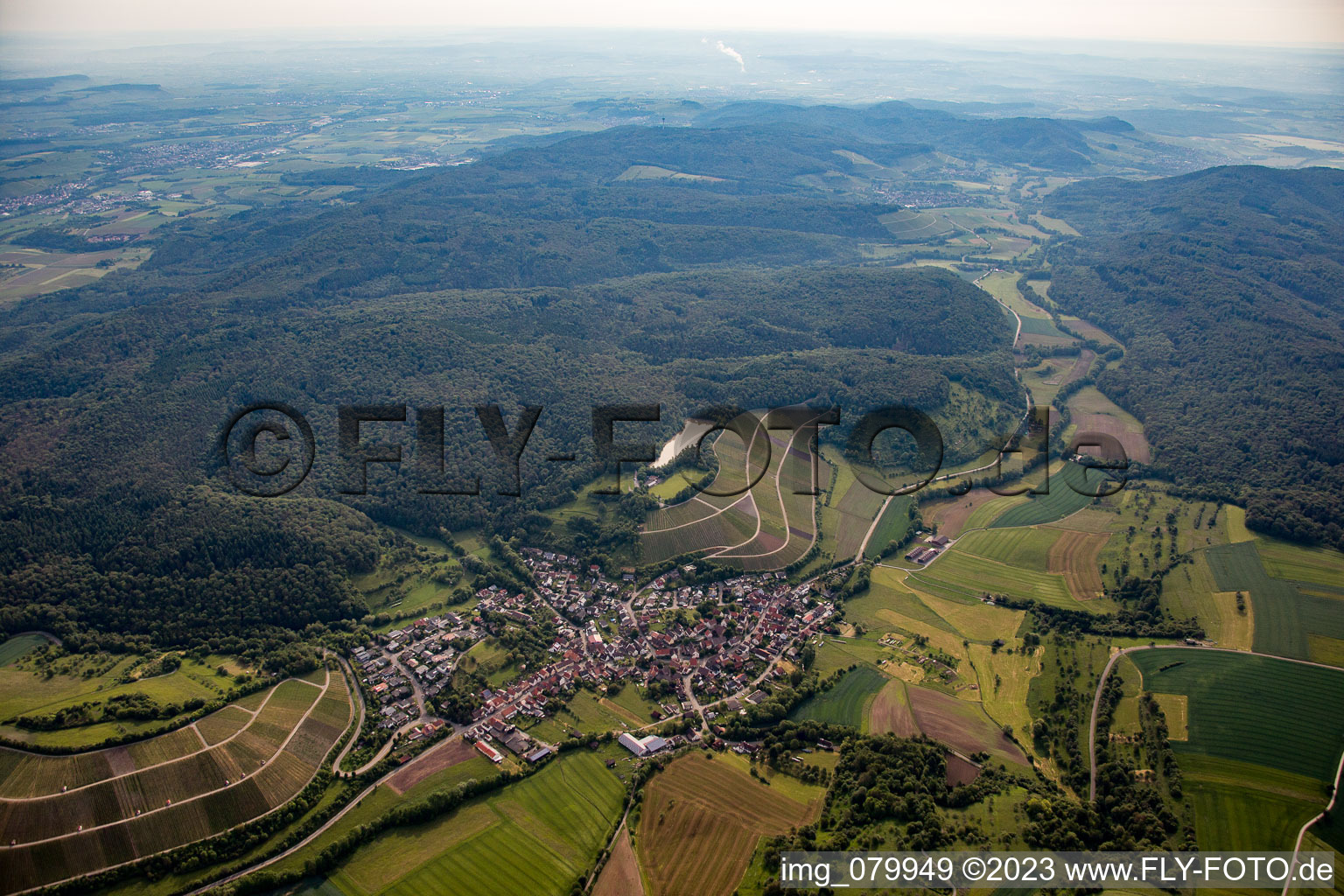 Luftbild von Dorf - Ansicht am Rande von landwirtschaftlichen Feldern und Nutzflächen im Ortsteil Häfnerhaslach in Sachsenheim im Bundesland Baden-Württemberg, Deutschland