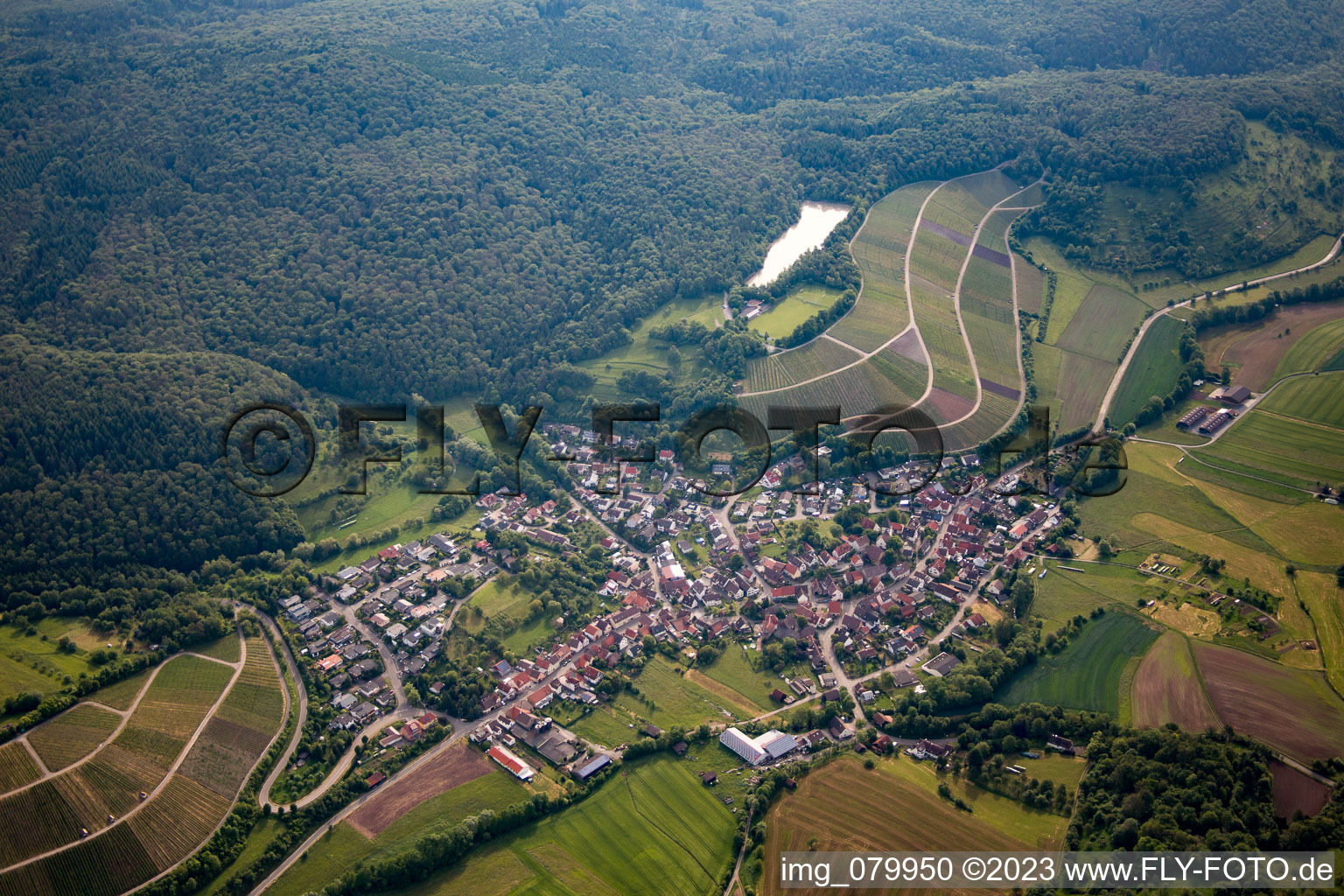Luftaufnahme von Dorf - Ansicht am Rande von landwirtschaftlichen Feldern und Nutzflächen im Ortsteil Häfnerhaslach in Sachsenheim im Bundesland Baden-Württemberg, Deutschland