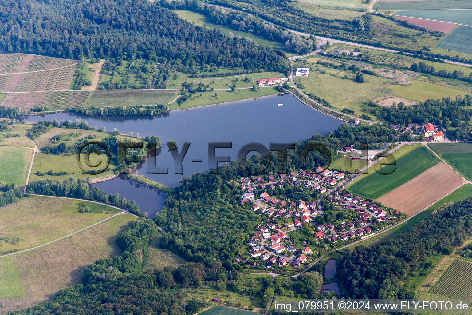 Stausees Emetsklinge mit Hotel & Restaurant Seegasthof Zaberfeld in Zaberfeld im Bundesland Baden-Württemberg, Deutschland