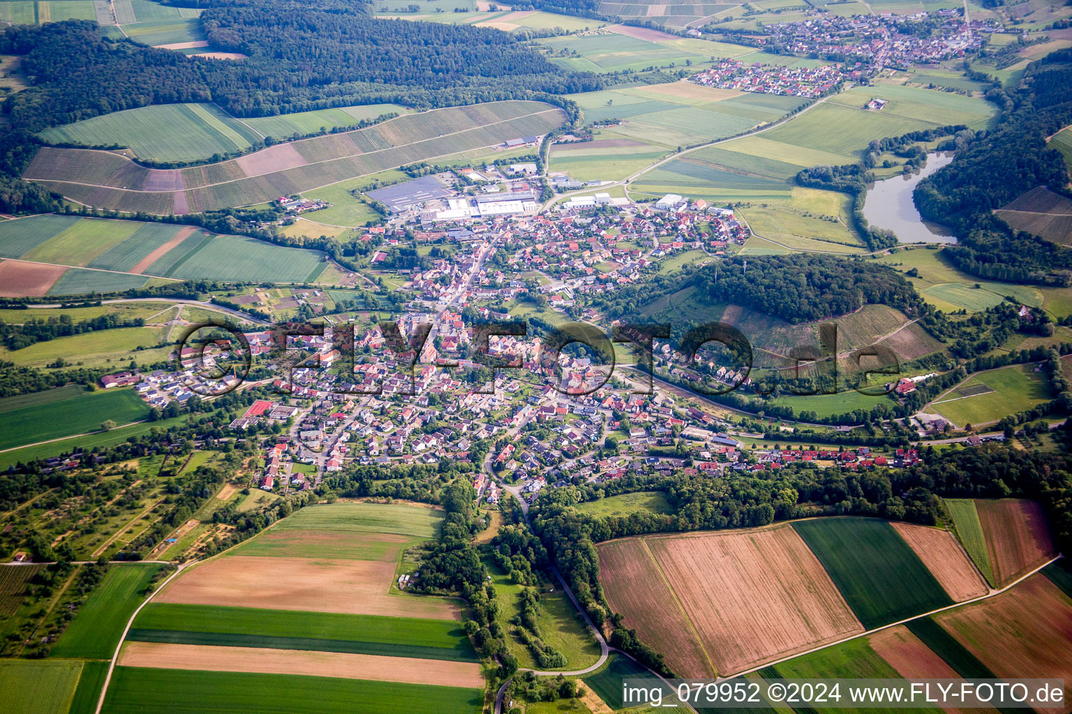 Schrägluftbild von Dorf - Ansicht am Rande von landwirtschaftlichen Feldern und Nutzflächen im Ortsteil Häfnerhaslach in Sachsenheim im Bundesland Baden-Württemberg, Deutschland