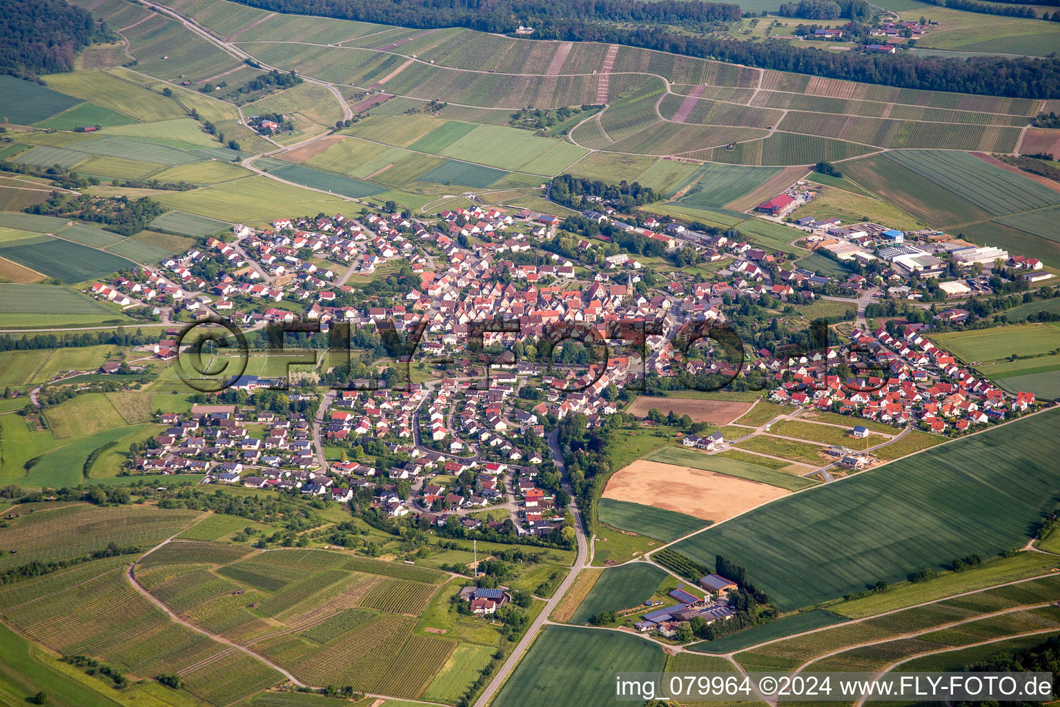 Dorf - Ansicht am Rande von landwirtschaftlichen Feldern und Nutzflächen im Ortsteil Kleingartach in Eppingen im Bundesland Baden-Württemberg, Deutschland