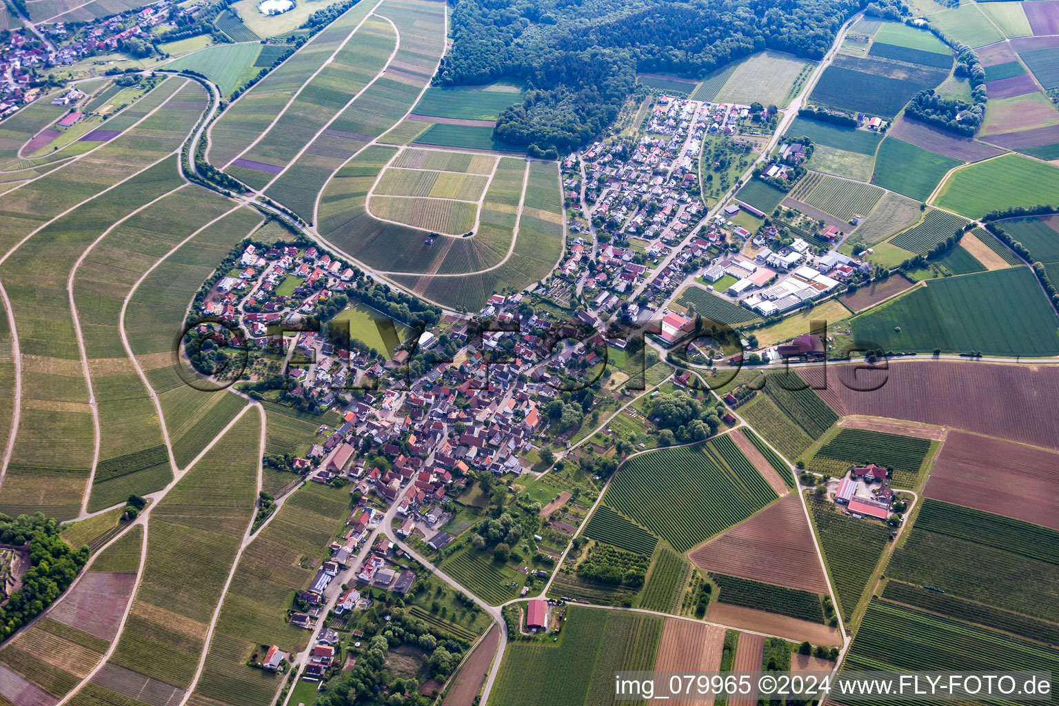 Dorf - Ansicht am Rande von landwirtschaftlichen Feldern und Nutzflächen in Stockheim in Brackenheim im Bundesland Baden-Württemberg, Deutschland