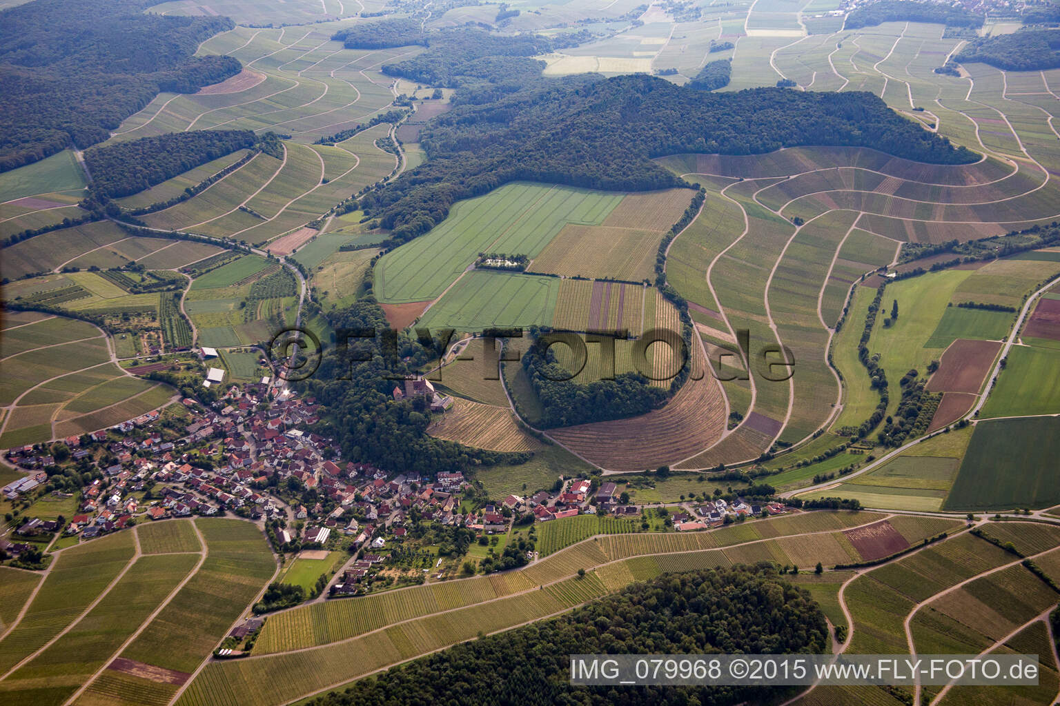 Dorf - Ansicht am Rande von landwirtschaftlichen Feldern und Nutzflächen im Ortsteil Neipperg in Brackenheim im Bundesland Baden-Württemberg, Deutschland