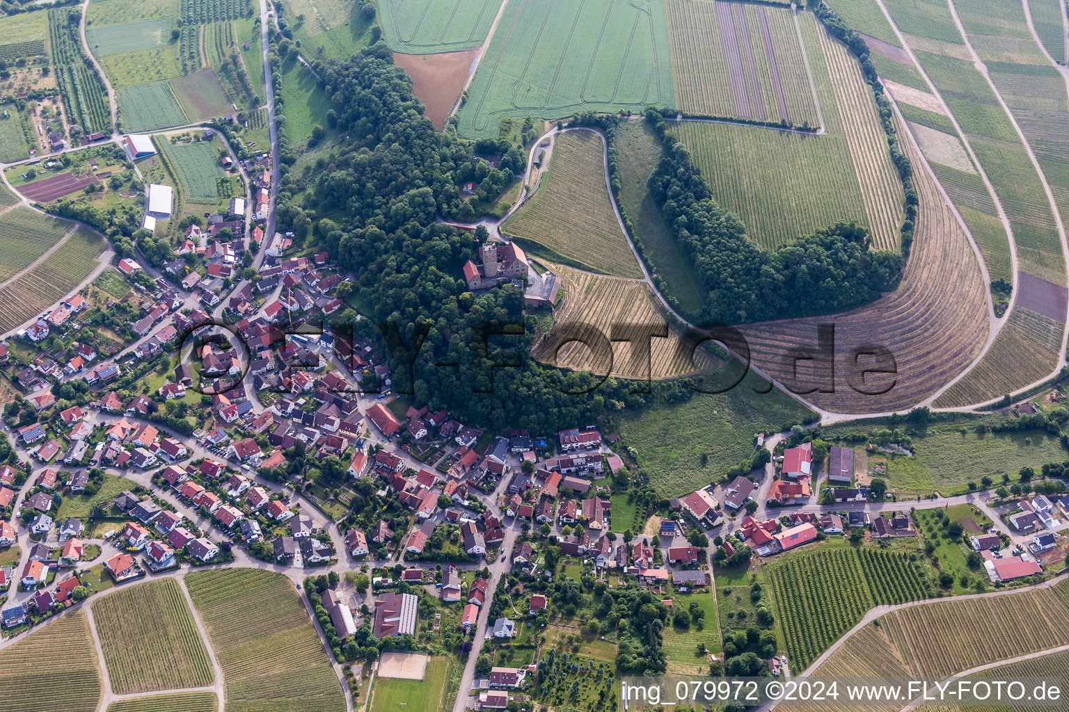 Luftbild von Dorf - Ansicht am Rande von landwirtschaftlichen Feldern und Nutzflächen im Ortsteil Neipperg in Brackenheim im Bundesland Baden-Württemberg, Deutschland