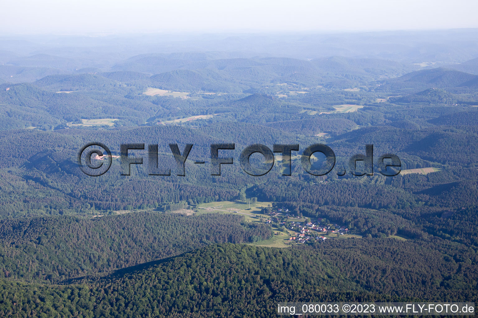 Luftbild von Erlenbach bei Dahn im Bundesland Rheinland-Pfalz, Deutschland