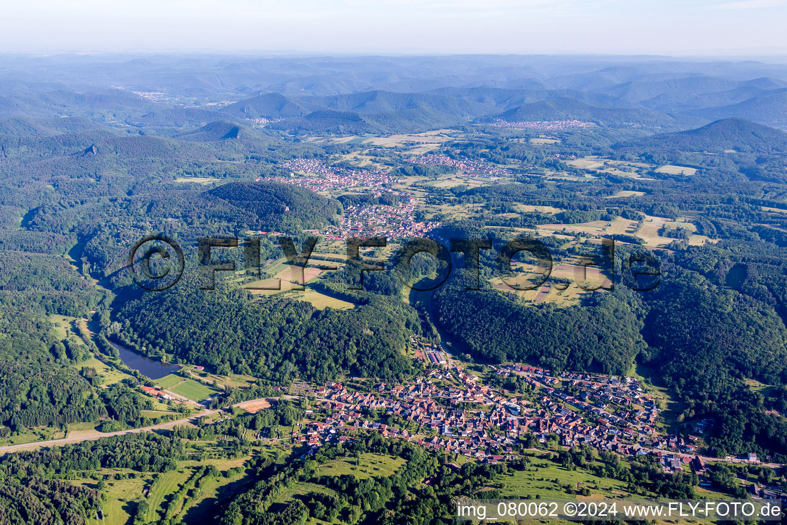 Dorf - Ansicht am Rande von landwirtschaftlichen Feldern und Nutzflächen im Pfälzerwald in Silz im Bundesland Rheinland-Pfalz, Deutschland