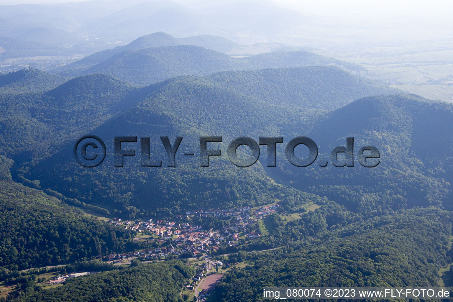 Luftaufnahme von Münchweiler am Klingbach im Bundesland Rheinland-Pfalz, Deutschland
